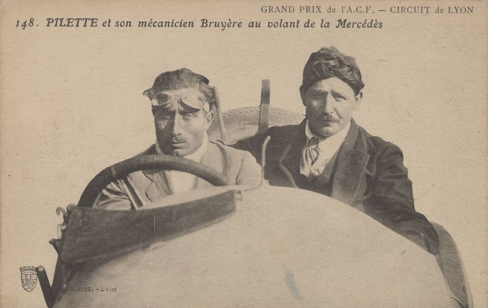 Grand prix de l'A.C.F. - Circuit de Lyon. Pilette et son mécanicien Bruyère au volant de la Mercédès : carte postale NB (1914, cote 4FI_4372)