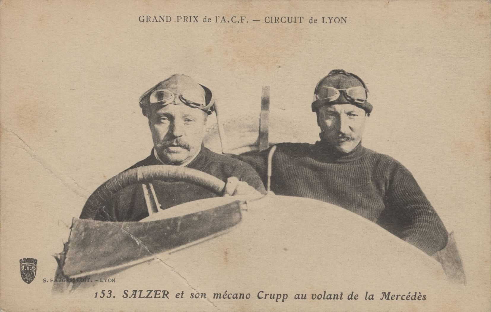 Grand prix de l'A.C.F. - Circuit de Lyon. Saltzer et son mécano Crupp au volant de la Mercédès : carte postale NB (1914, cote 4FI_4374)