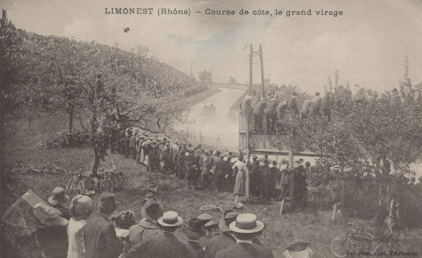 Limonest (Rhône) - Course de côte, le grand virage : carte postale NB (vers 1910, cote 4FI_4377)