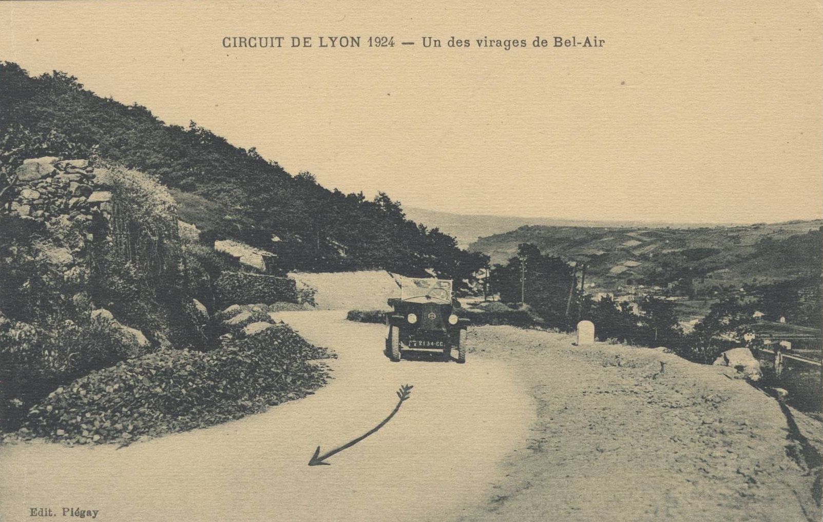 Circuit de Lyon 1924 - Un des virages de Bel-Air : carte postale NB (1924, cote 4FI_4385)