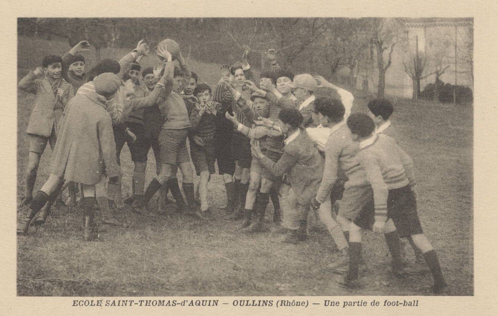 Ecole Saint-Thomas-d'Aquin, Oullins (Rhône) - Une partie de foot-ball : carte postale NB (vers 1930, cote 4FI_6796)