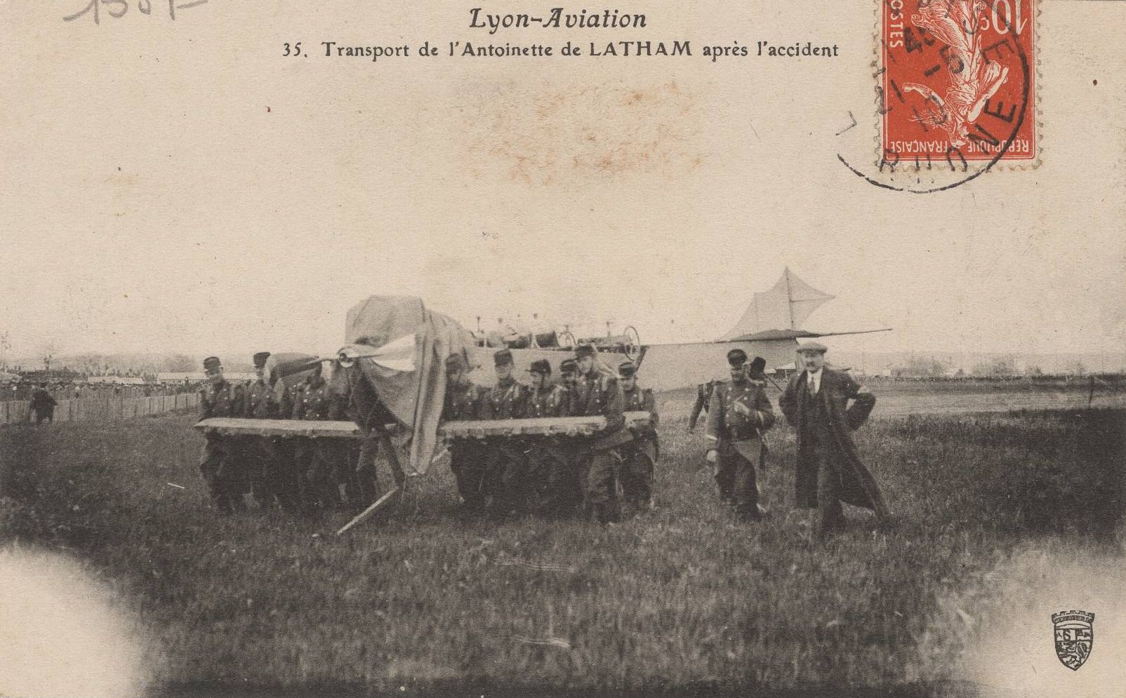 Lyon-aviation - Transport de l'Antoinette de Latham après l'accident : carte postale NB (1910, cote 4FI_11506)