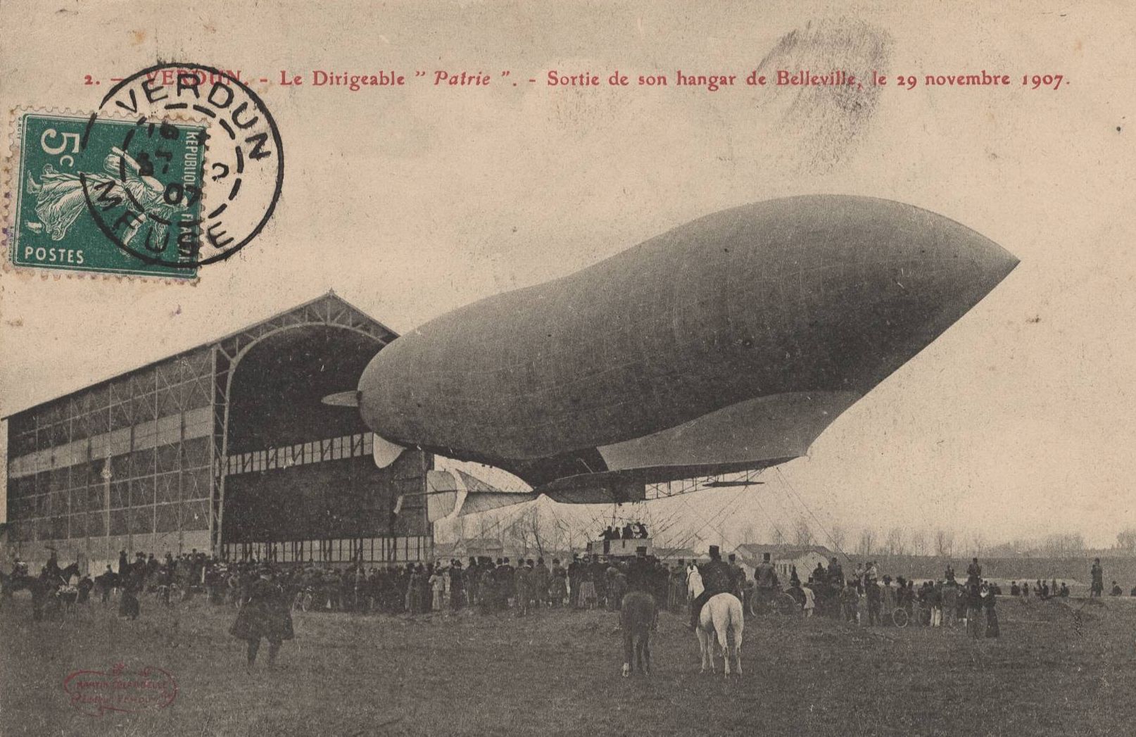 Verdun - Le dirigeable "Patrie" - Sortie de son hangar de Belleville le 29 novembre 1907 : carte postale NB (1907, cote 4FI_11507)