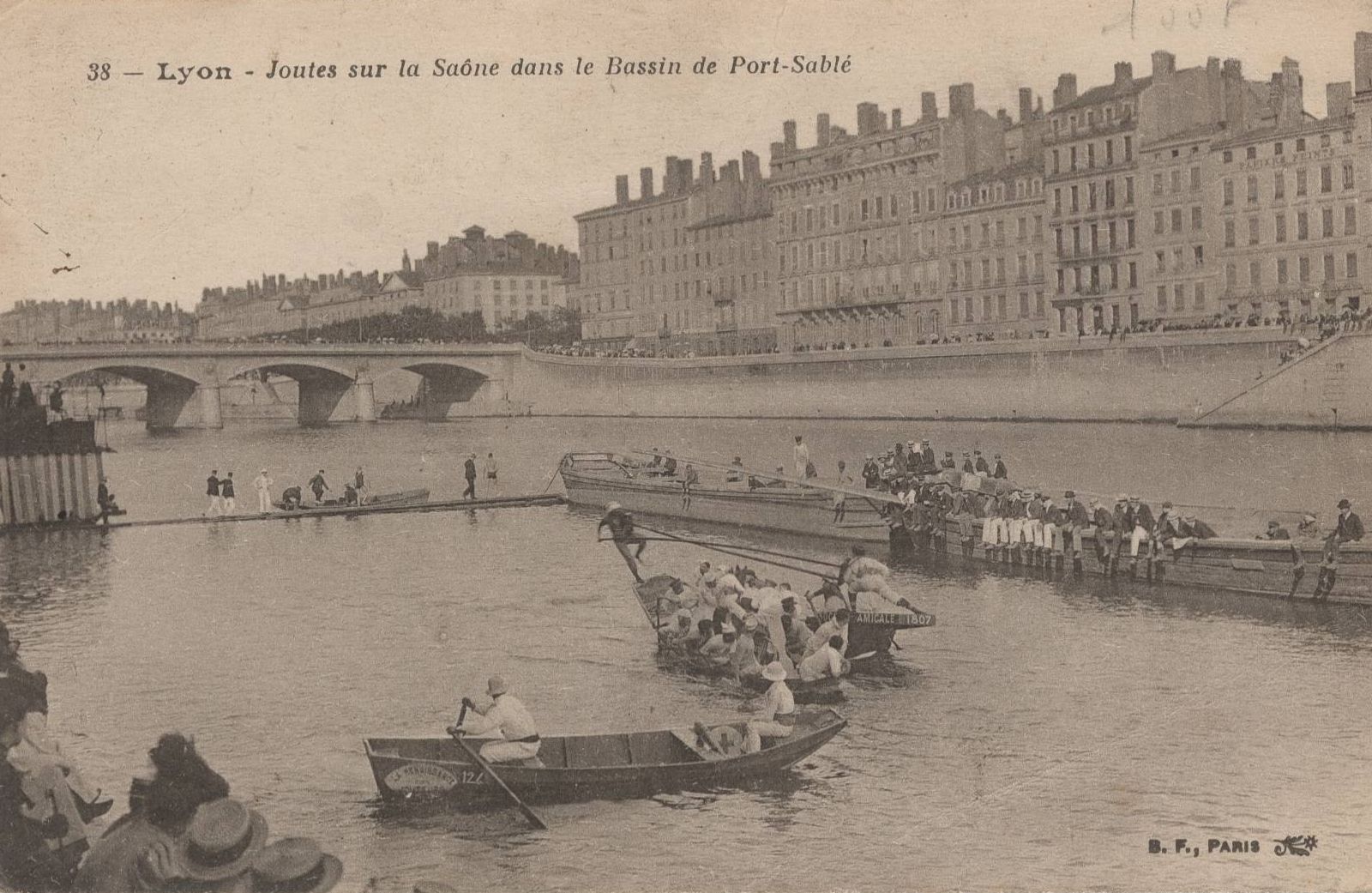 Lyon - Joutes sur la Saône dans le bassin de Port-Sablé : carte postale NB (vers 1921, cote 4FI_11508)