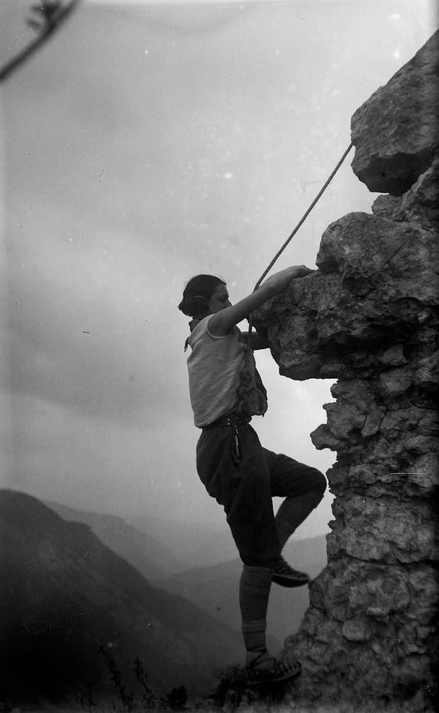 Escalade de rochers par des randonneurs près de la commune de Torcieu : photographie NB sur verre, crédit E. Poix ou E. Pernet (vers 1930, cote 8PH/695, copie à usage privé)