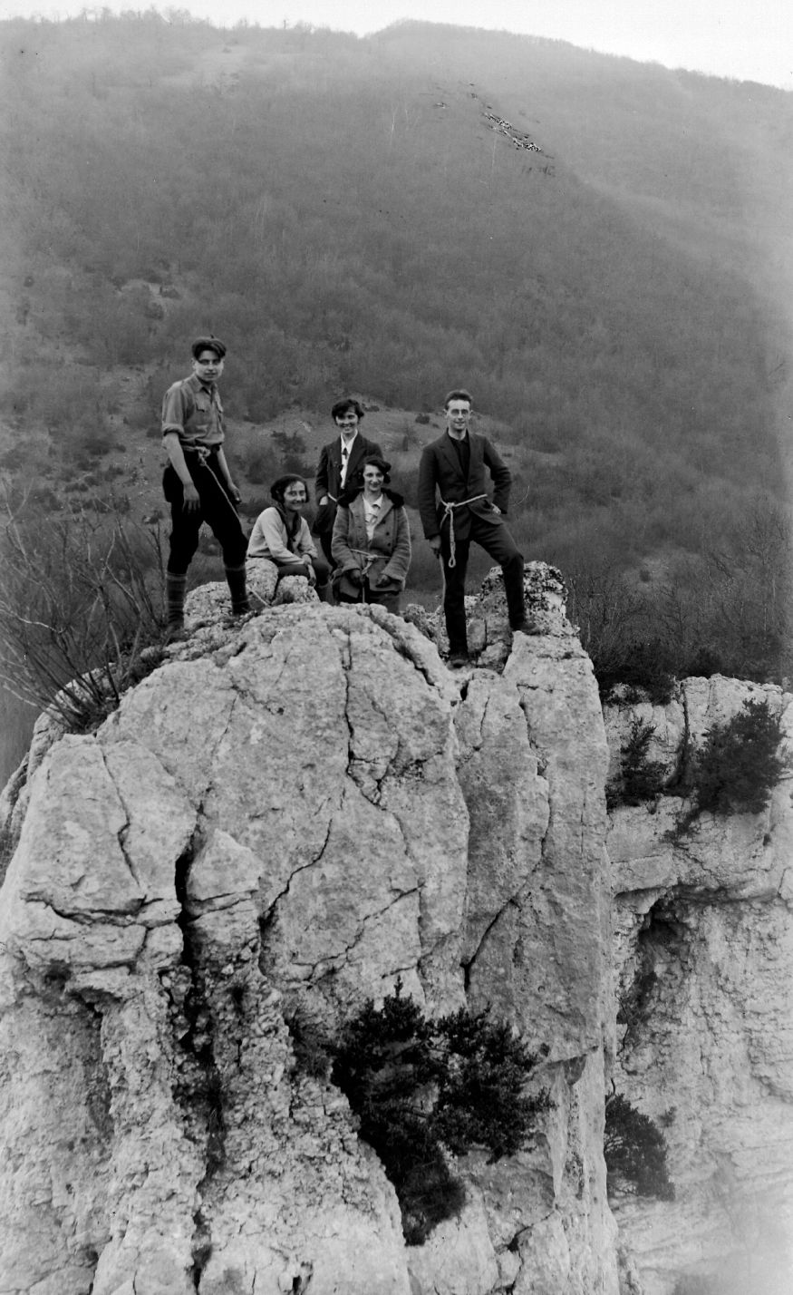 Randonneurs sur des collines environnant la commune de Torcieu : photographie NB sur verre, crédit E. Poix ou E. Pernet (vers 1930, cote 8PH/699, copie à usage privé)