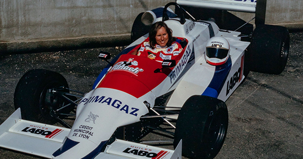 Femme dans une voiture Formule 1