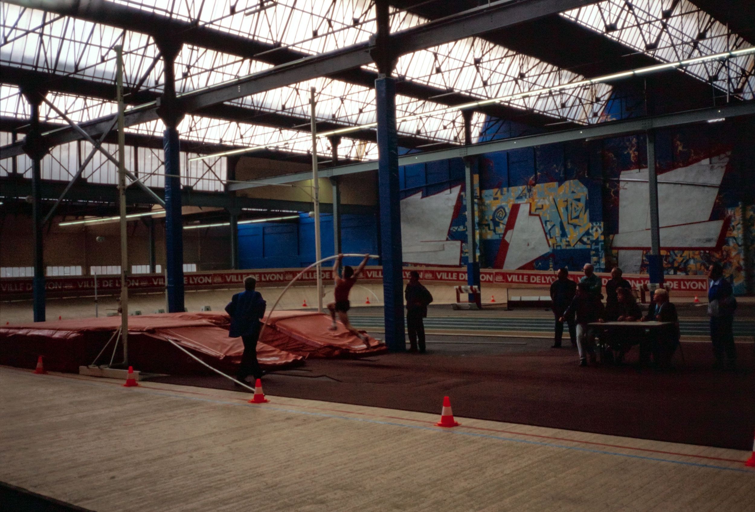 Inauguration d'une piste d'athlétisme en salle située quai Paul Sédallian : photographie couleur (1994, cote 1518WP/1569)