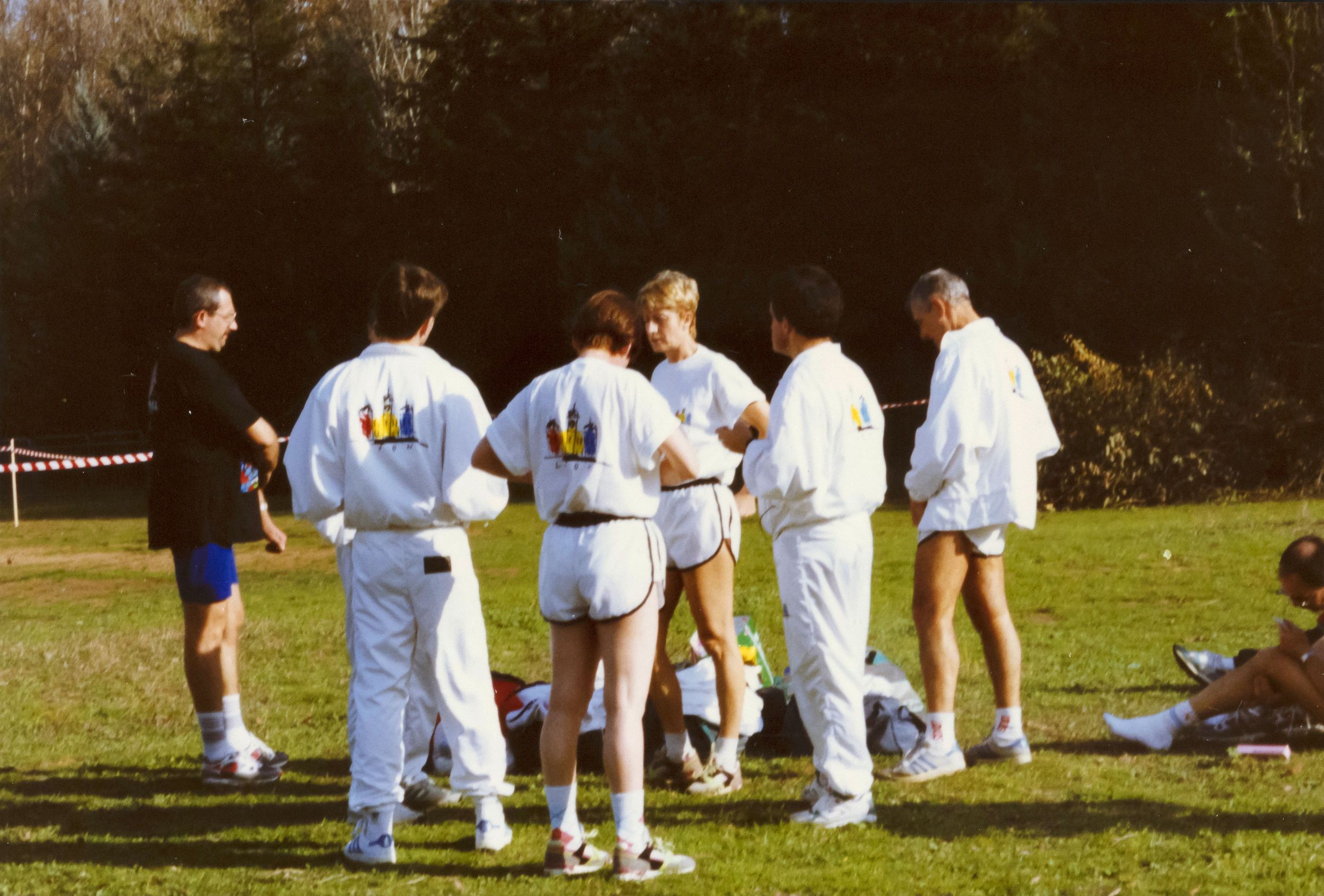 Equipe féminine de cross-country des polices municipales,  photographie parue dans "C'est 9 à Lyon" n° 20 janvier 1991 : photo. couleur (1991, cote 1518WP/1945)