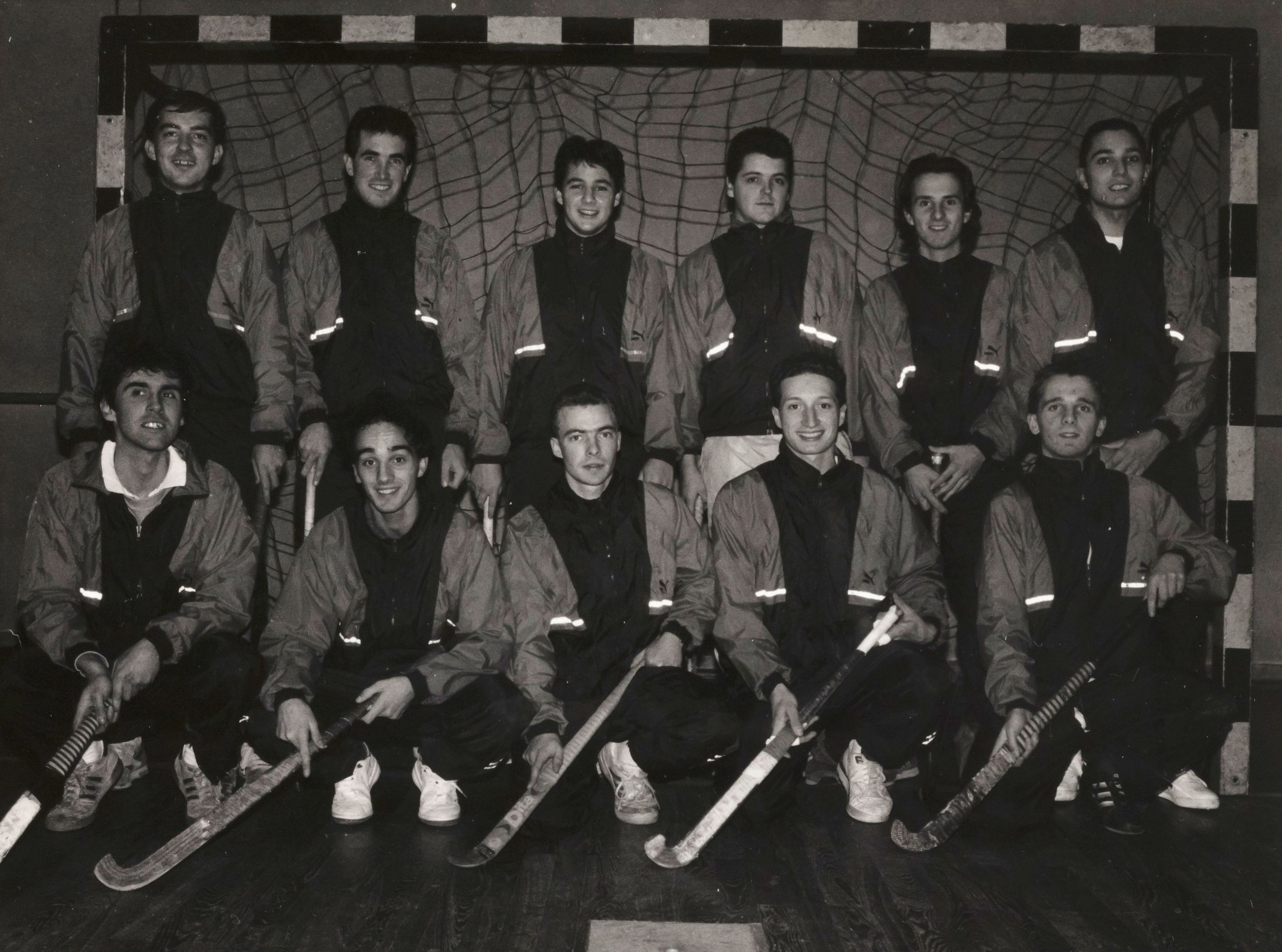 Equipe de hockey sur gazon du L.O.U., photographie parue dans "C'est 9 à Lyon" n° 20 janvier 1991 : photo. couleur (1990, cote 1518WP/1945)