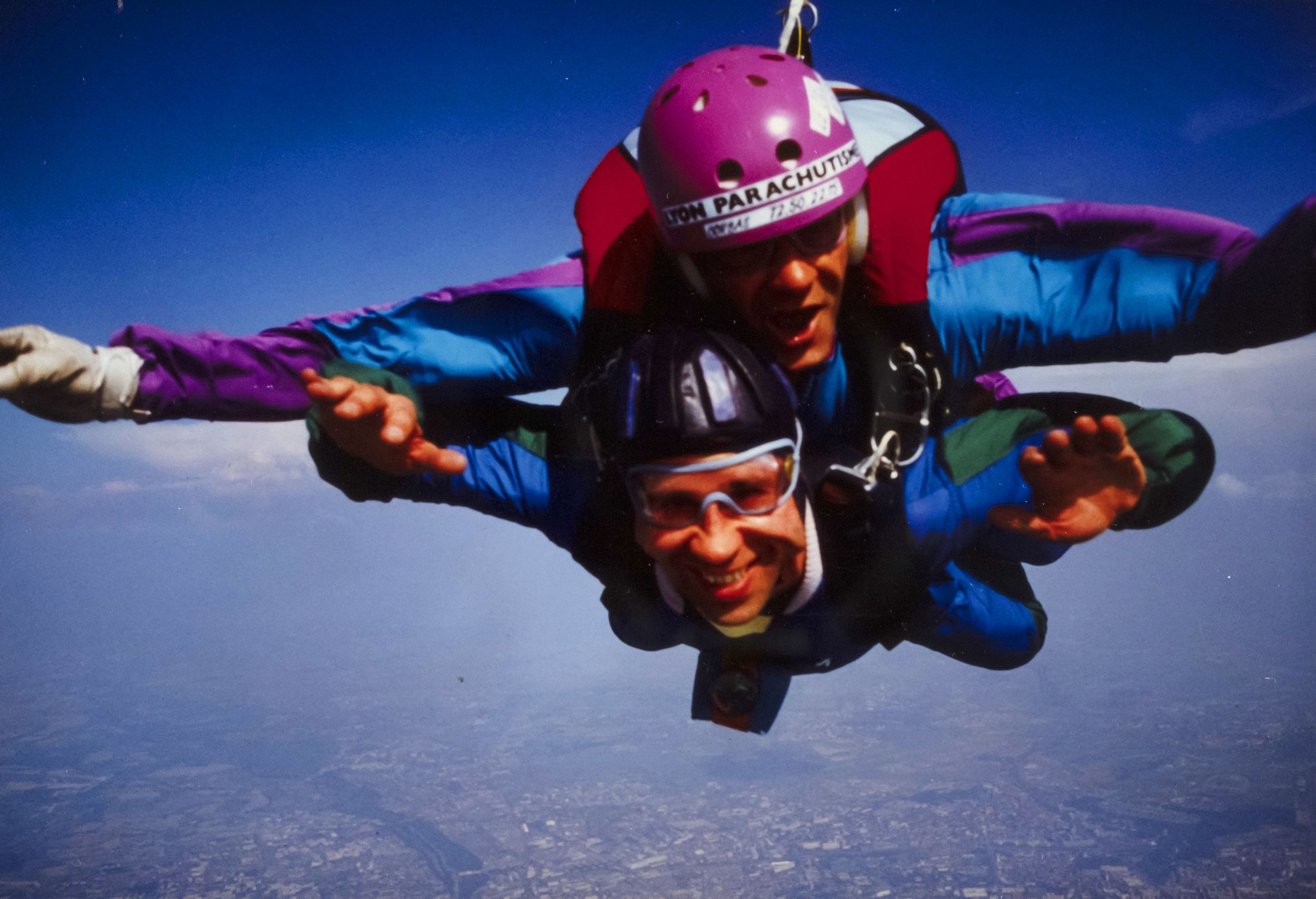 Saut en parachute de l'adjoint au sport de la ville de Lyon, photographie parue dans "C'est 9 à Lyon" n° 26 septembre 1991 : photo. couleur (1990-1991, cote 1518WP/1950)