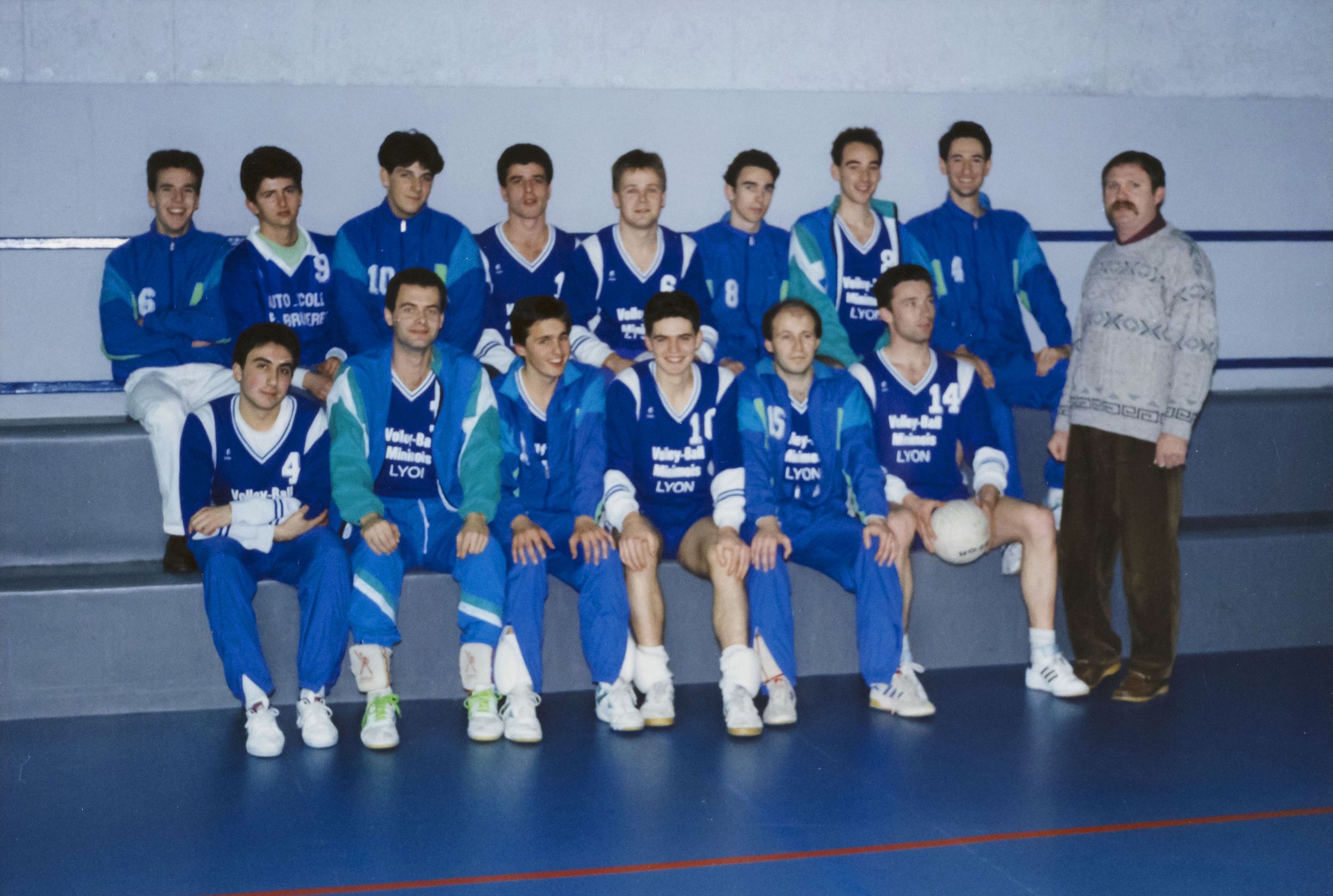 Equipe du Volley-Club Minimois, photographie parue dans "C'est 9 à Lyon" n° 34 mai 1992 : photo. couleur (1990-1992, cote 1518WP/1958)