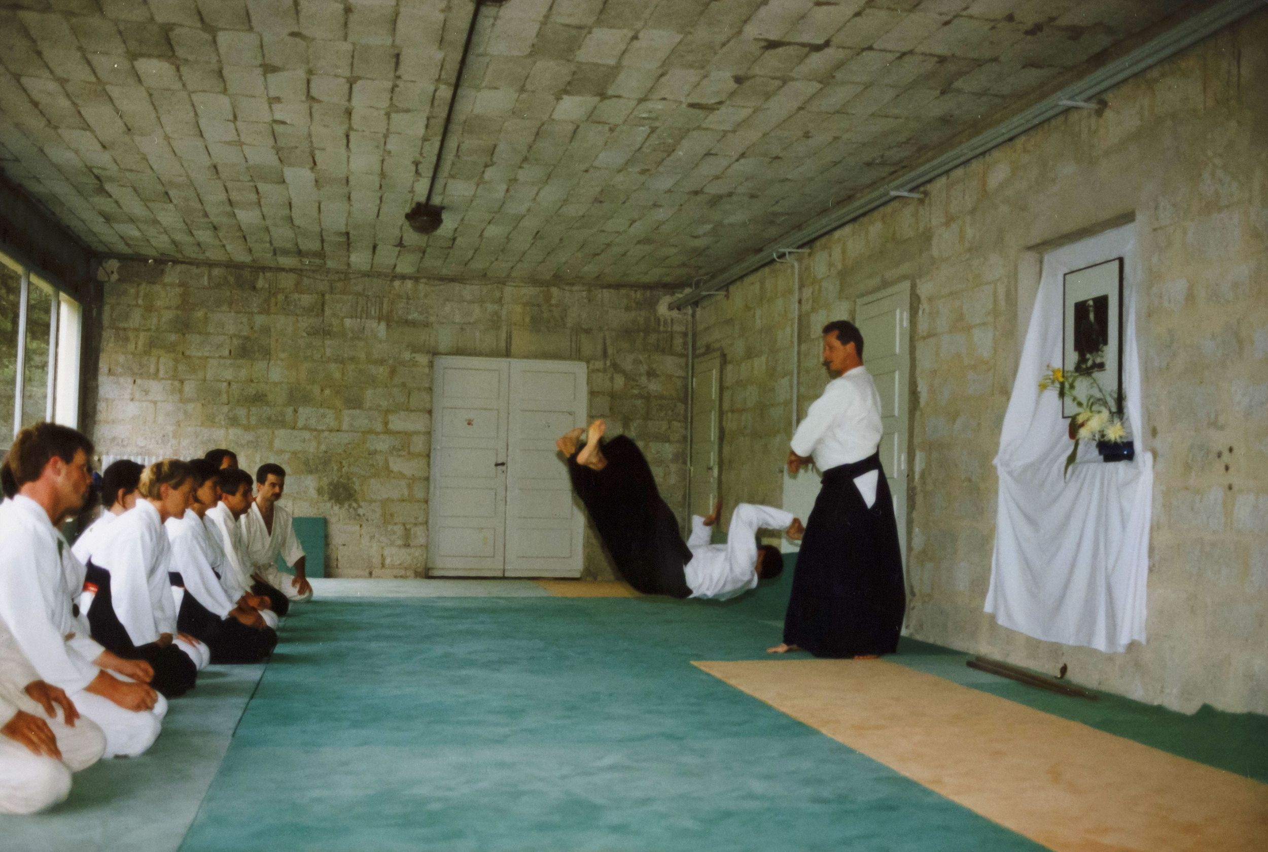 Cours d'aïkido, photographie parue dans "C'est 9 à Lyon" n° 36 juillet 1992 : photo. couleur (1992, cote 1518WP/1961)