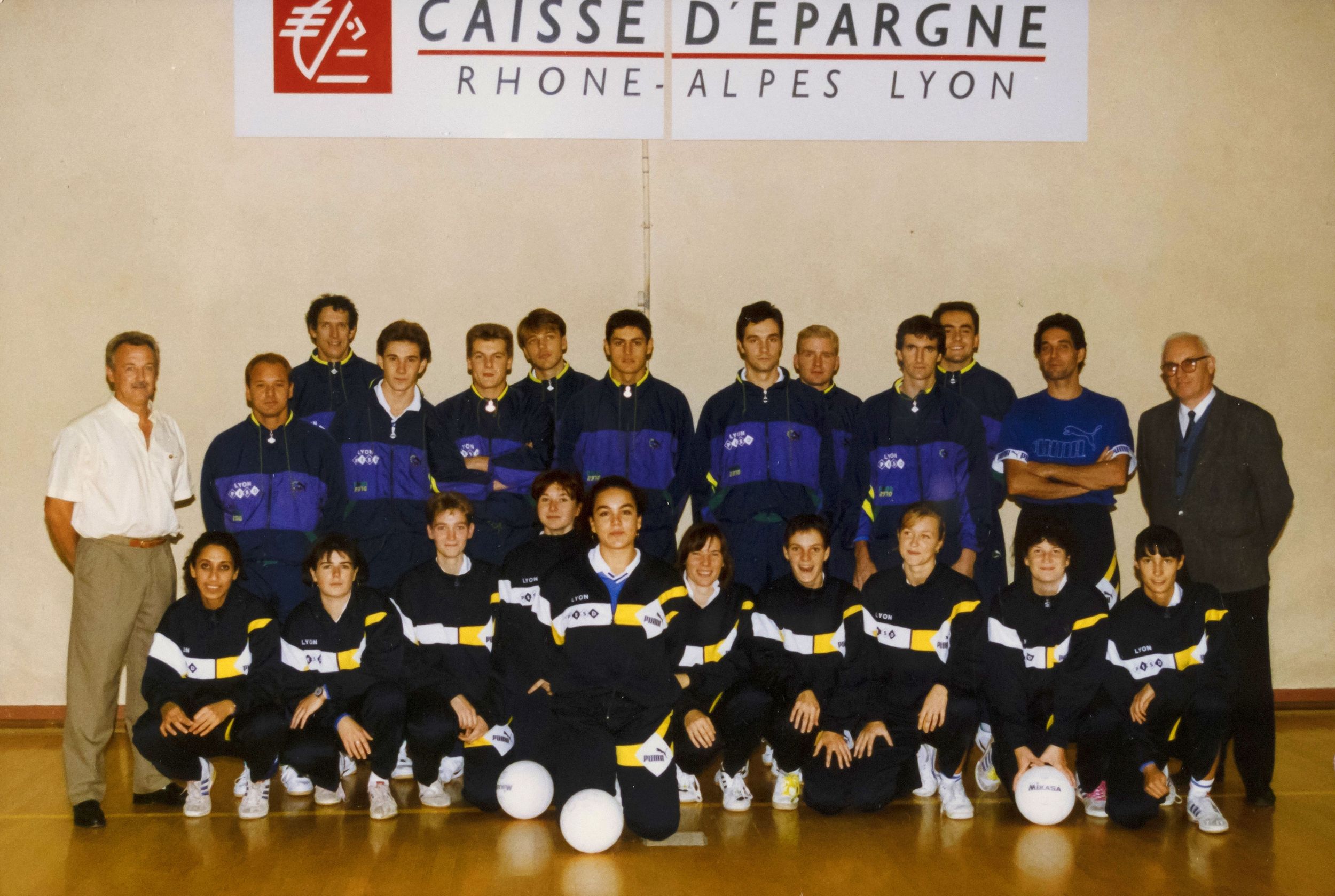 Equipes de volley-ball,  photographie parue dans "C'est 9 à Lyon" n° 39 novembre 1992 : photo. couleur (1987-1992, cote 1518WP/1964)