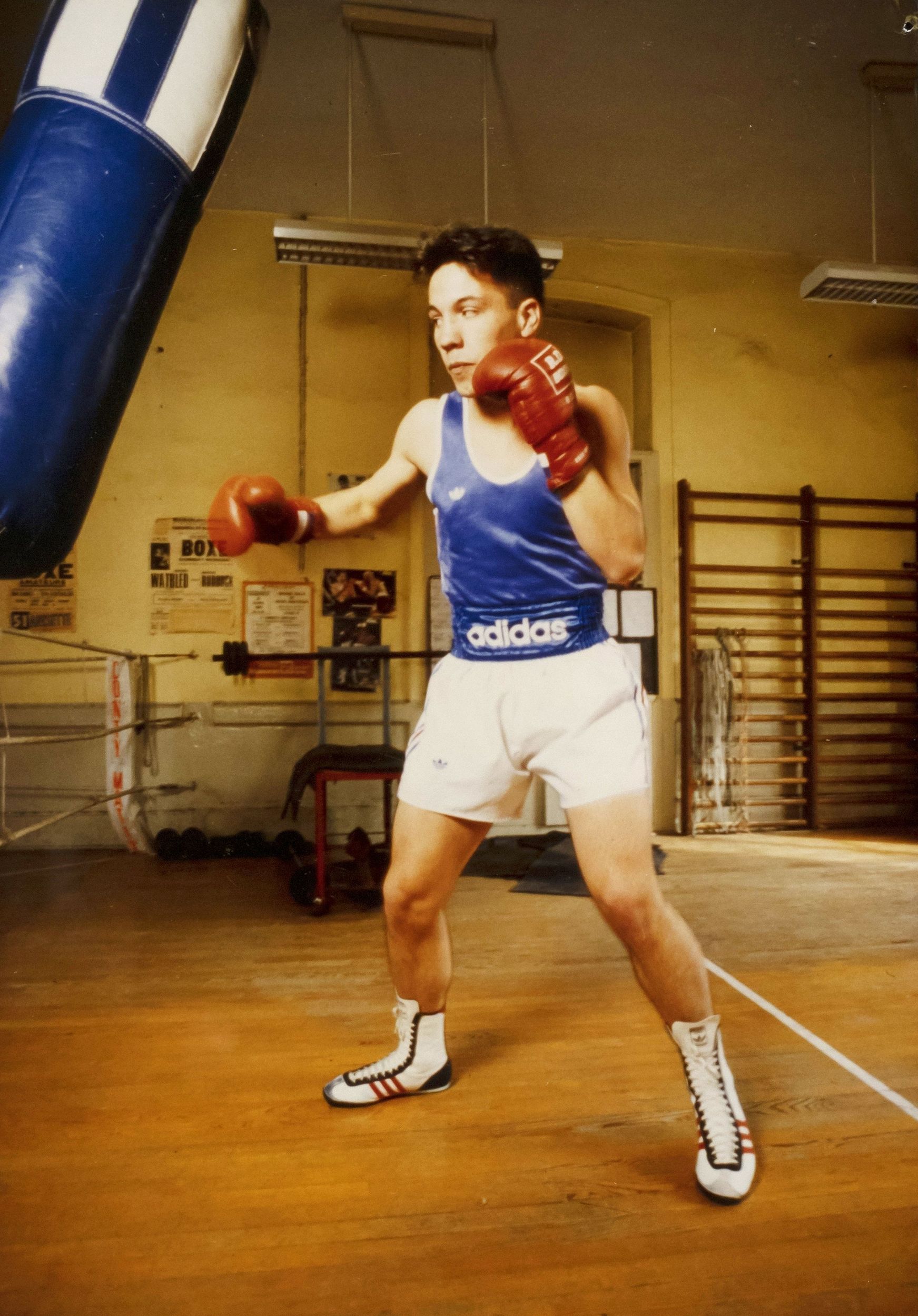 Franck Forgues, boxeur sélectionné aux Jeux Olympiques d'Atlanta, photographie parue dans "C'est 9 à Lyon" n° 46 juin 1993 : photo. couleur (1992-1993, cote 1518WP/1971)