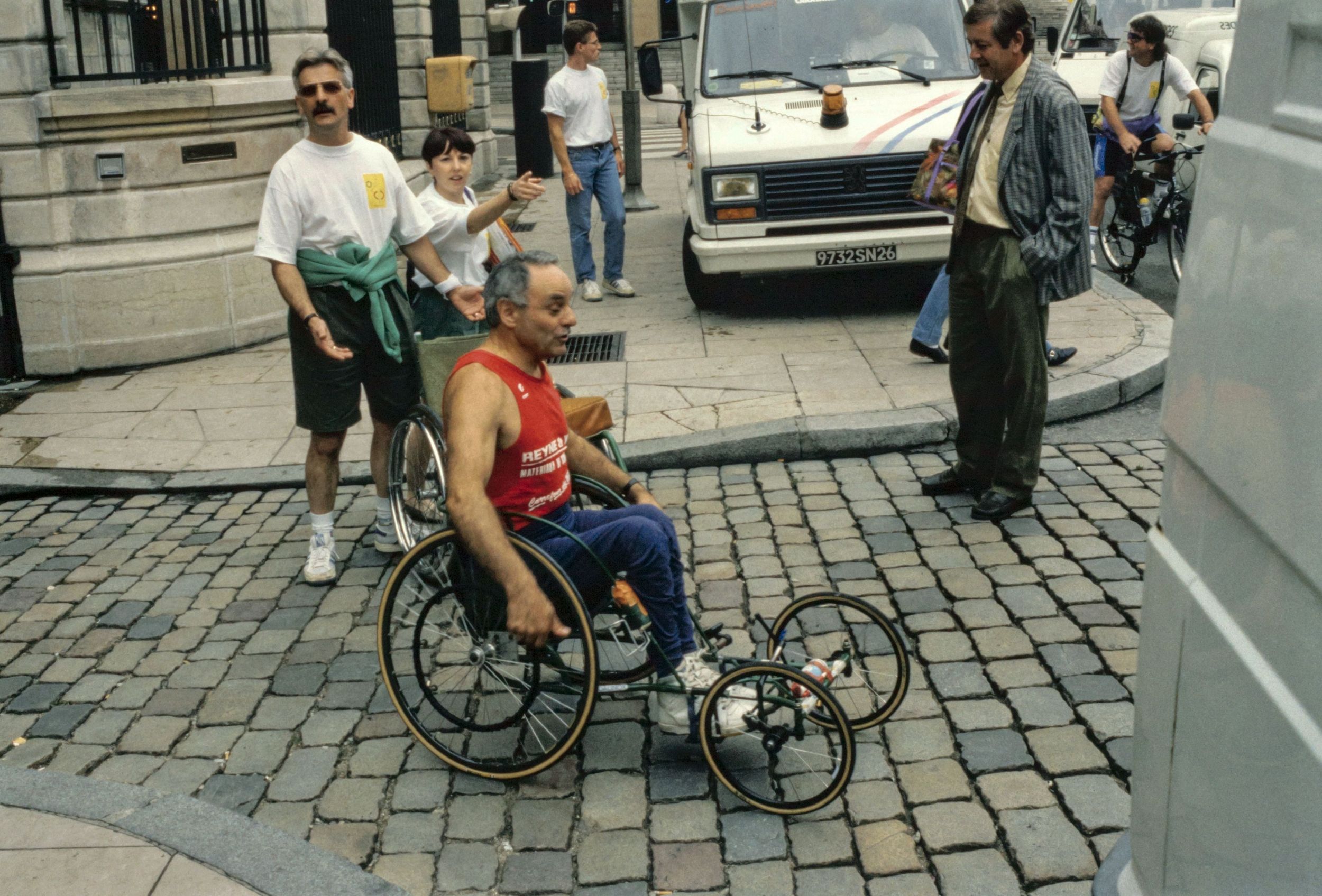 Départ de M. Philibert le 6 juillet 1992 pour un raid Lyon-Montpellier en fauteuil roulant : photographie couleur (1992, cote 1518WP/2011)