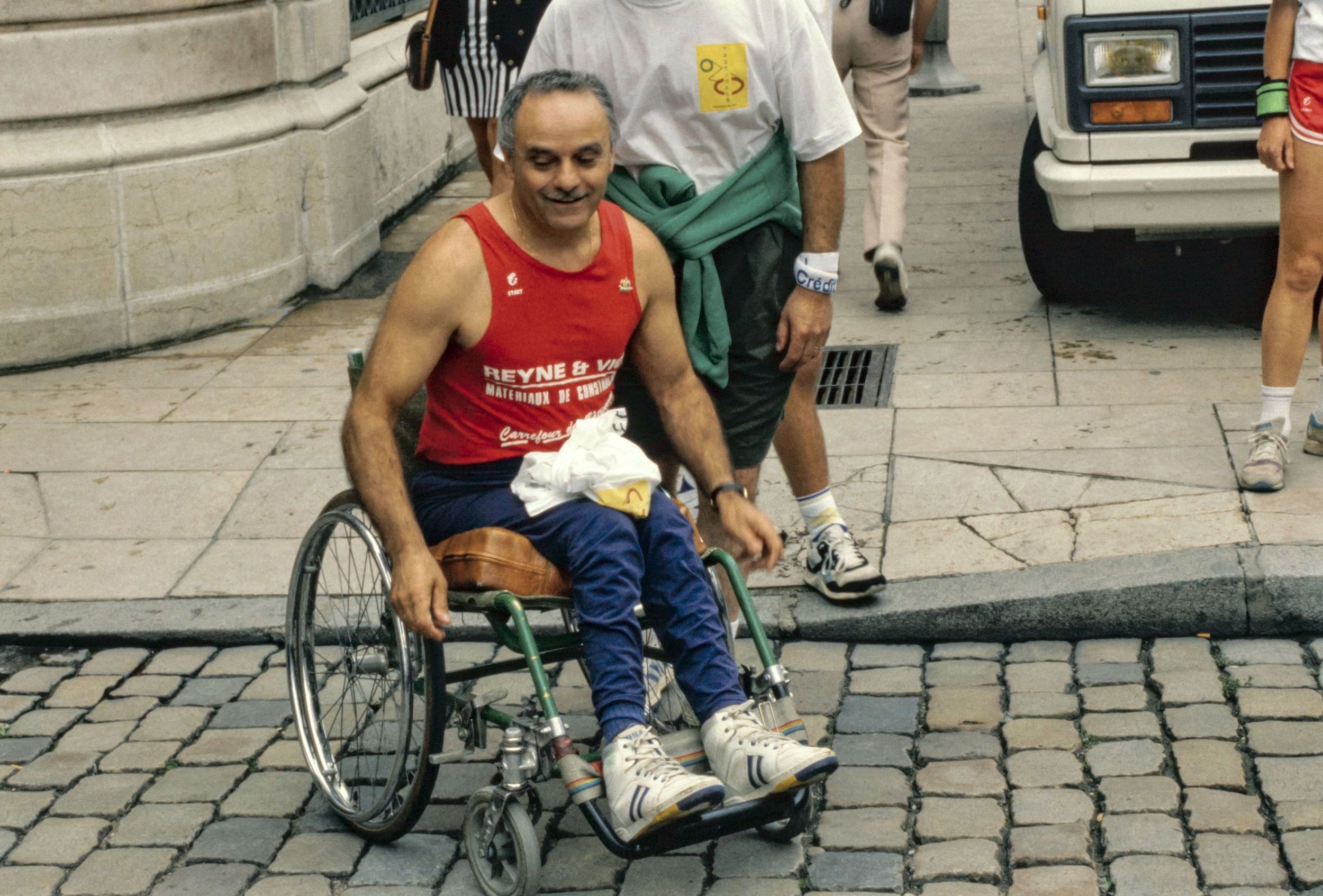 Départ de M. Philibert le 6 juillet 1992 pour un raid Lyon-Montpellier en fauteuil roulant : photographie couleur (1992, cote 1518WP/2011)