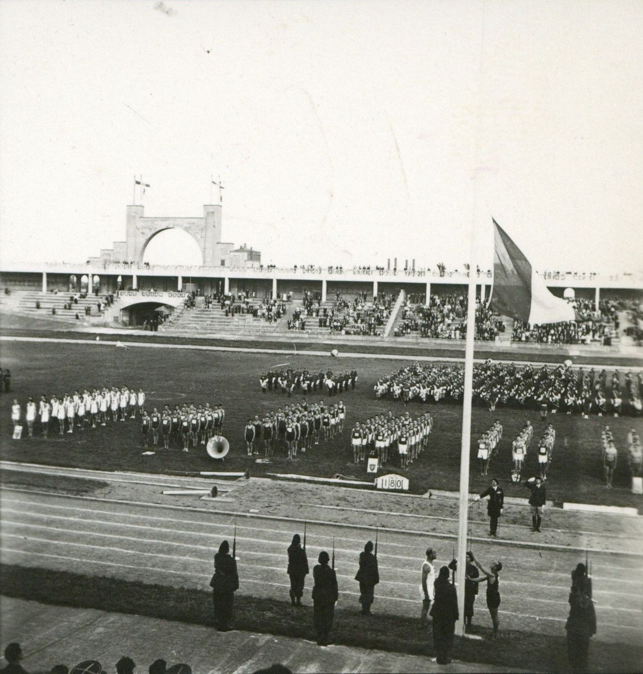 Serment de l'athlète - Stade de Gerland : planche-contact NB, crédit agence PIK (1942, cote 362II/5, détail)