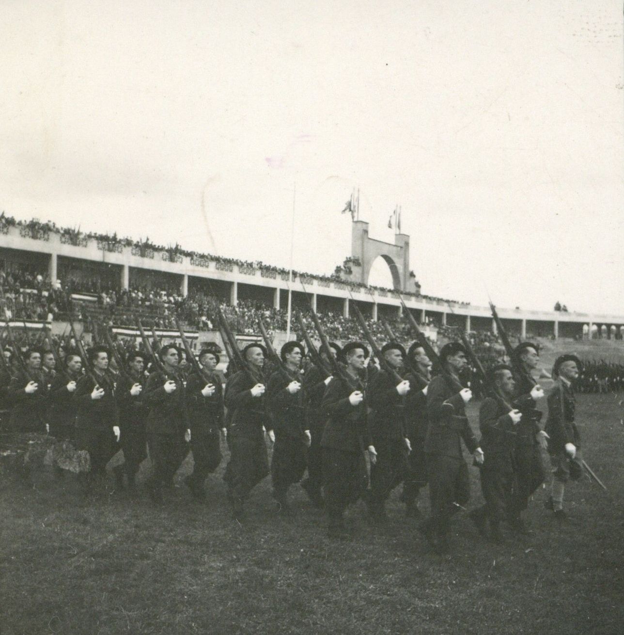 Serment de l'athlète - Stade de Gerland : planche-contact NB, crédit agence PIK (1942, cote 362II/5, détail)