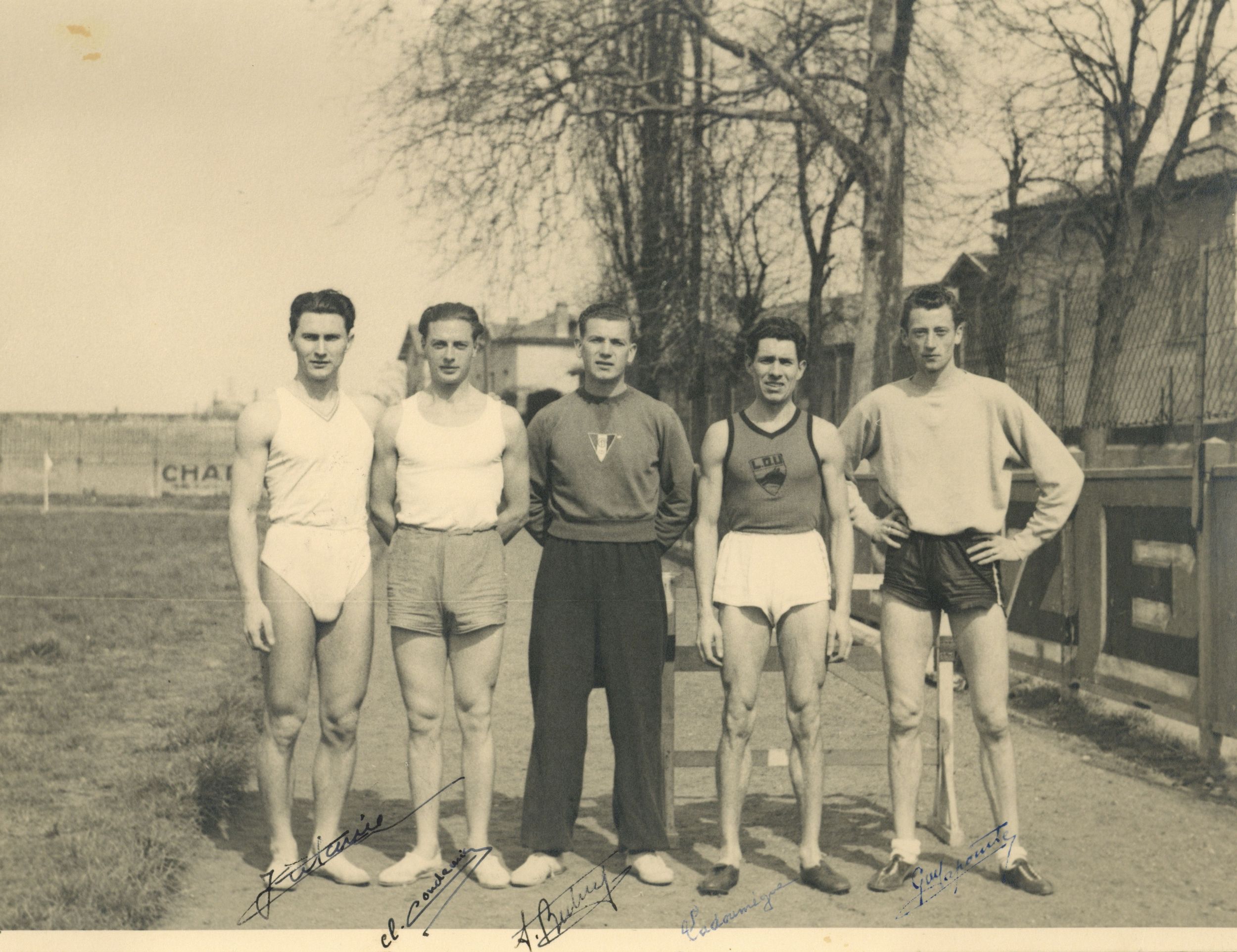 Groupe d'athlètes avec les autographes de Guy Lapointe, Ladoumègue, Tony Bertrand, Condemin, Crétaine : photographie NB (1943, cote 362II/5)