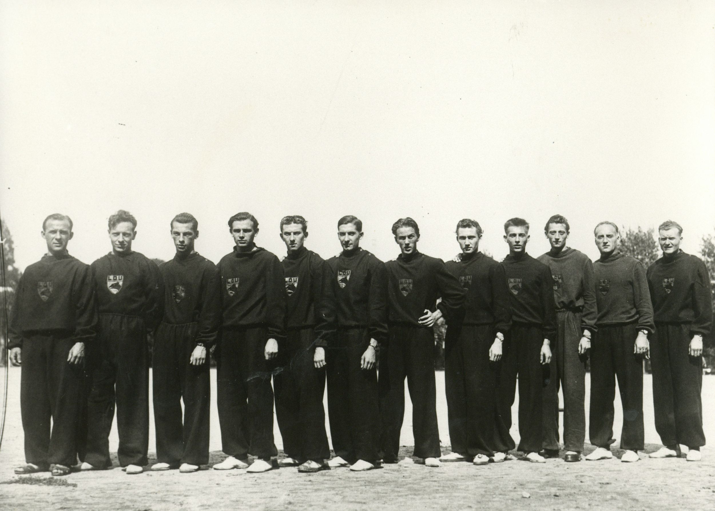 Finale des championnats de France par équipe, stade Jean Bouin, 12 septembre 1943, avec Moiroud, Braconnot, Lapointe, Bichat, Gondange, Mermillot, Berthaud, Chypre, Bachelier, Petetin ?, Bercourt, Kirch (1943, cote 362II/5)