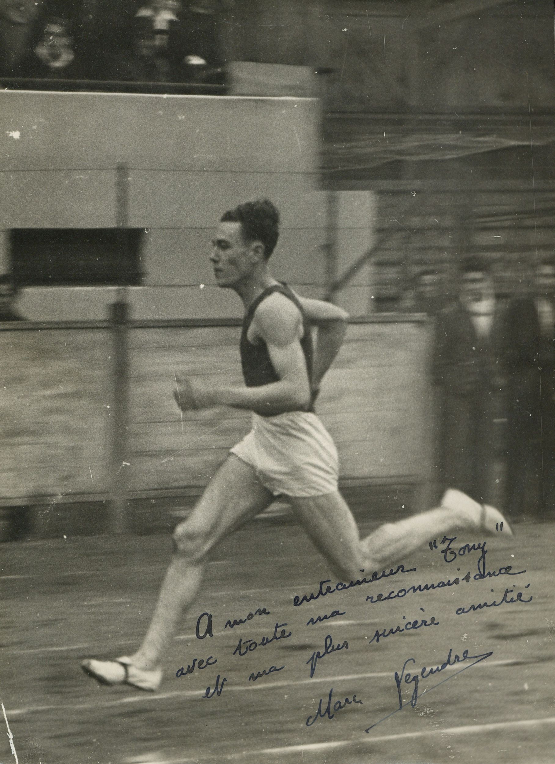 Marc Legendre LOU, champion du lyonnais junior 400 mètres, dédicacé "A mon entraineur Tony avec toute ma reconnaissance et ma plus sincère amitié" : photographie NB (1943, cote 362II/5)