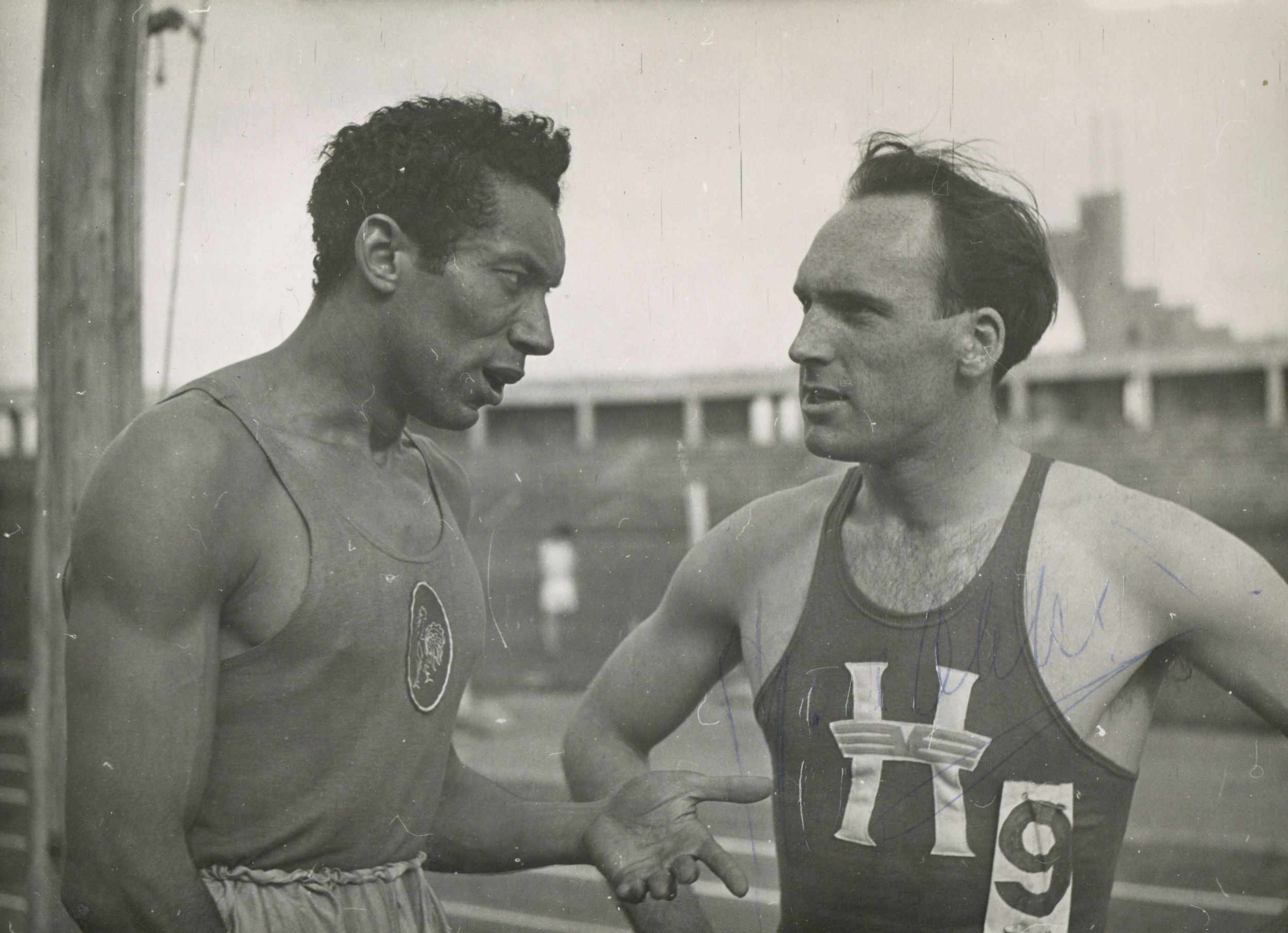 Journées Tola Vologe, Valmy en conversation avec le Suédois S. Ahlsson : photographie NB (entre 1945 et 1950, cote 362II/5)