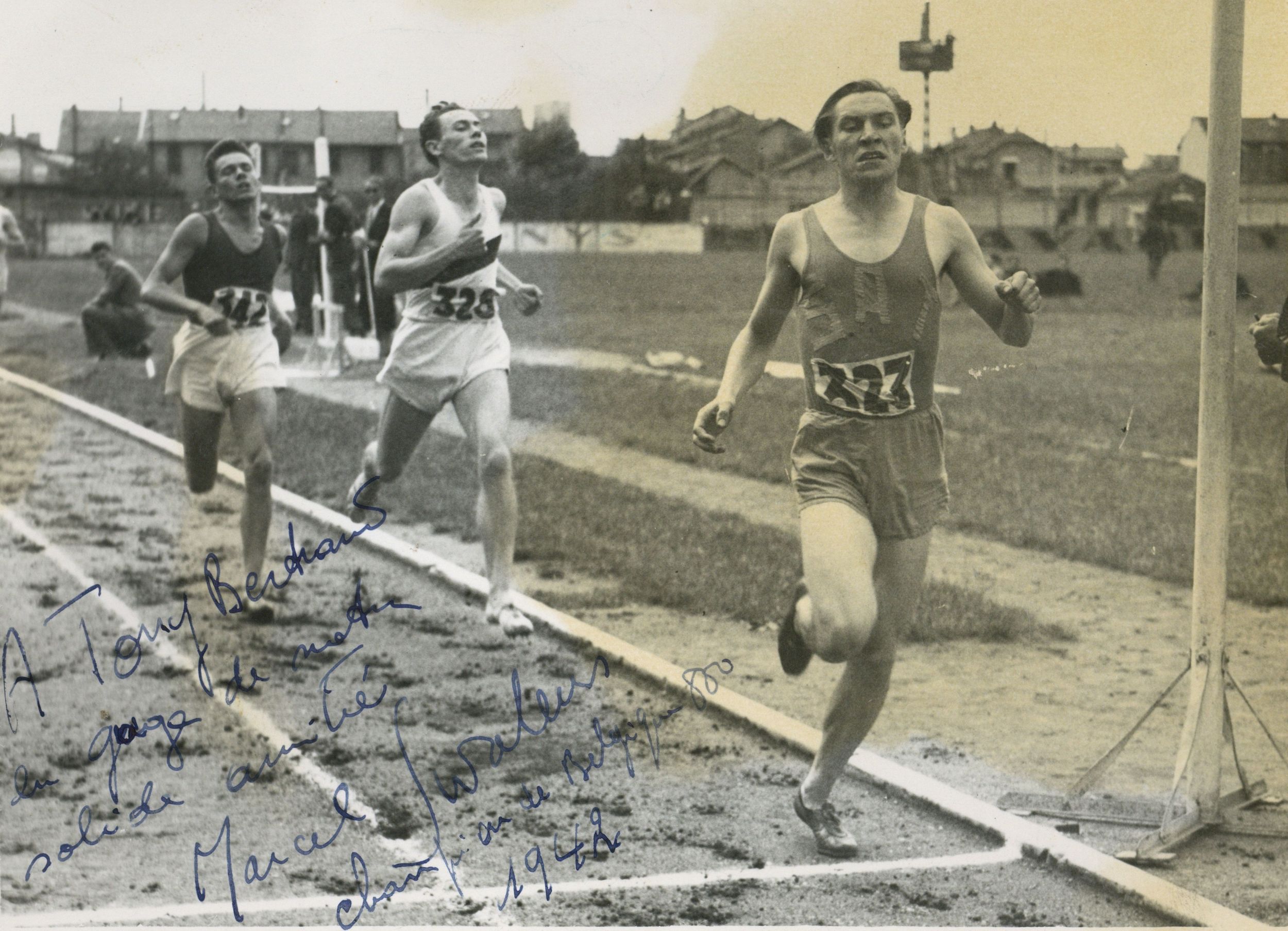 Meeting du LOU,  l'arrivée des 500 mètres gagnés par Swalens, 15 septembre 1946. Tirage dédicacé "A Tony Bertrand en gage de notre solide amitié Marcel Swalens, champion de Belgique 1942" : photographie NB (1946, cote 362II/5)