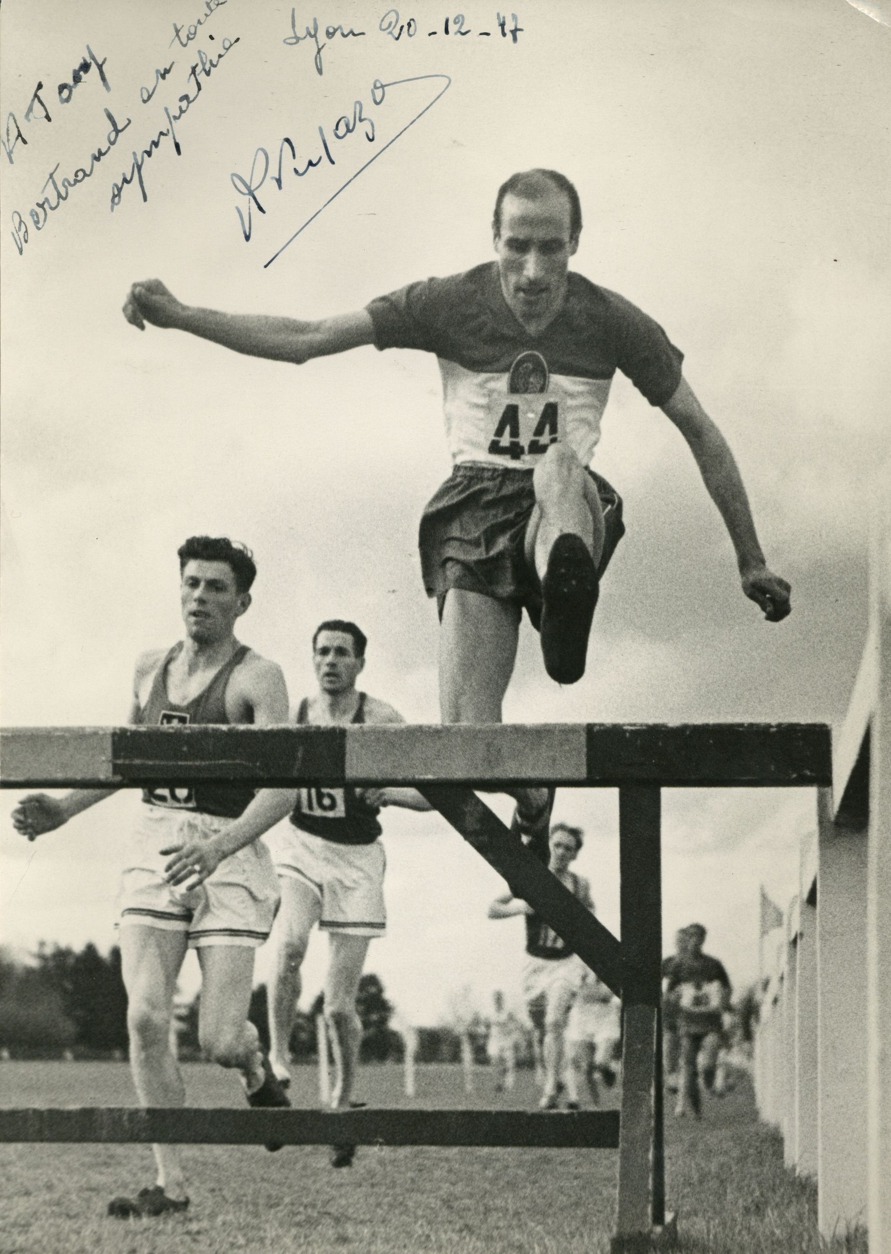 Légendé Cross des six nations 1947. Dédicace au recto "A Tony Bertrand, en toute sympathie Lyon 20 décembre 1947" : photographie NB (1947, cote 362II/5)