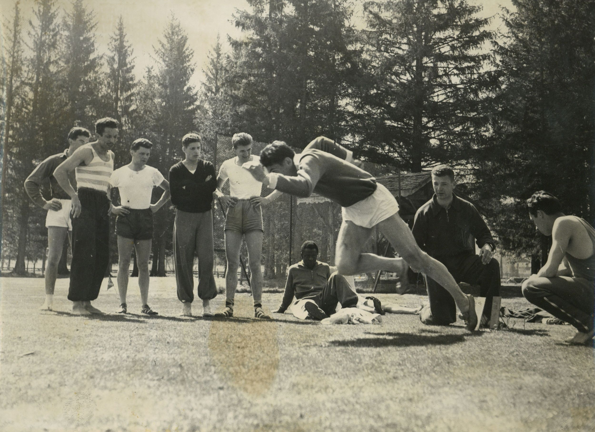 Stage préparatoire aux championnats d'Europe d'août à Berne, Chamonix avril 1954. Avec Bonisco ?, Elloy, Cury, Wanko, Randniska, Valmy et Tony Bertrand : photographie NB (1954, cote 362II/5)