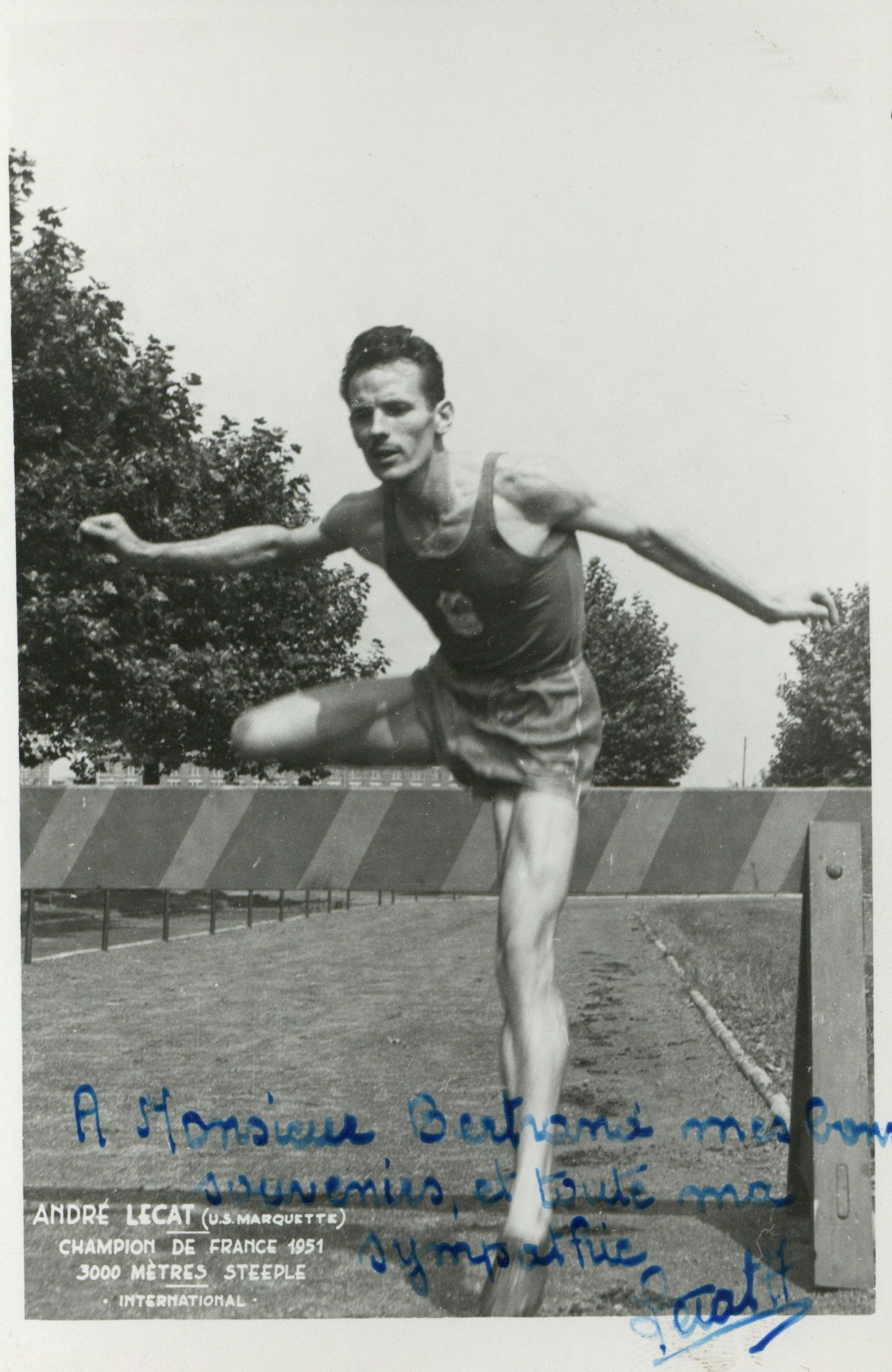 André Lecat, dédicace "A Monsieur Bertrand mes bons souvenirs et toute ma sympathie" : photographie NB (vers 1951, cote 362II/5)