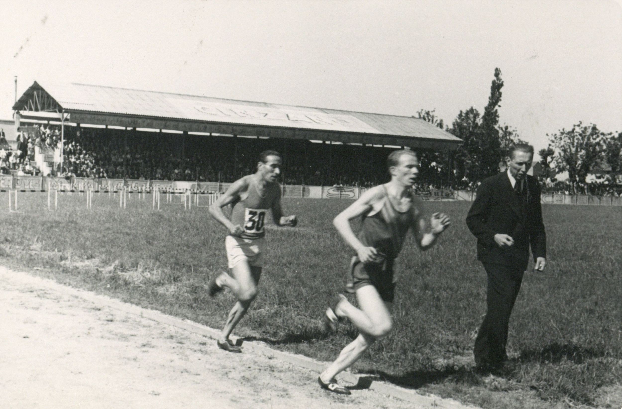 Gaston Reiff et Raphäel Pujazon au stade des Iris : photographie NB (fin des années 1940, cote 362II/5)