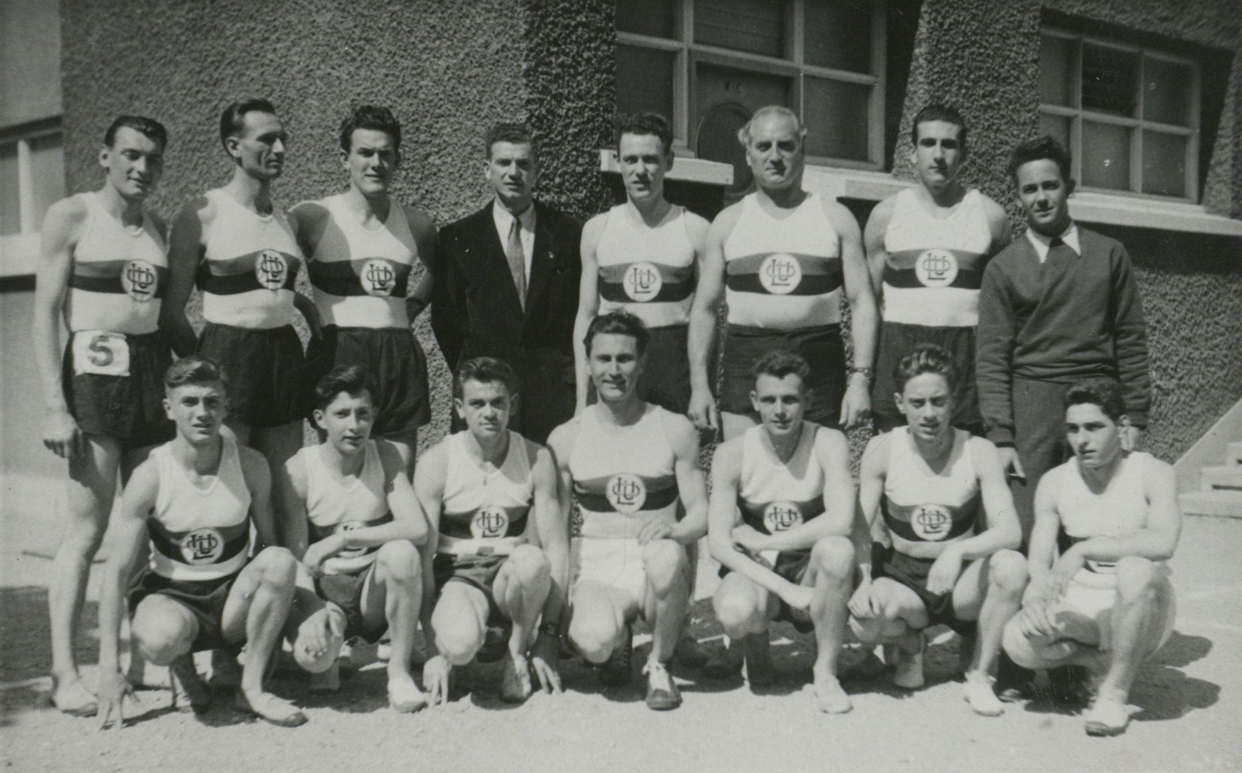 Groupe d'athlètes du LOU : photographie NB ([années 1950], cote 362II/5)