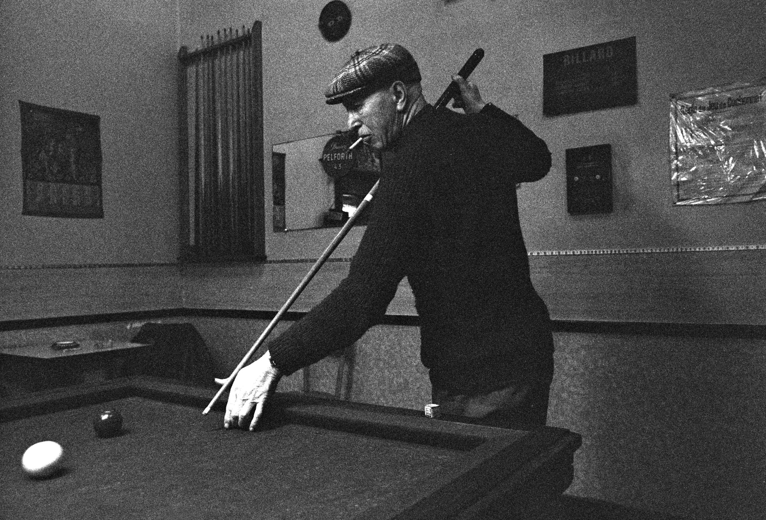 Joueurs de billard français : photographie NB, cliché Bruno Paccard (vers 1970, cote 123PH/1/93, copie à usage privé)