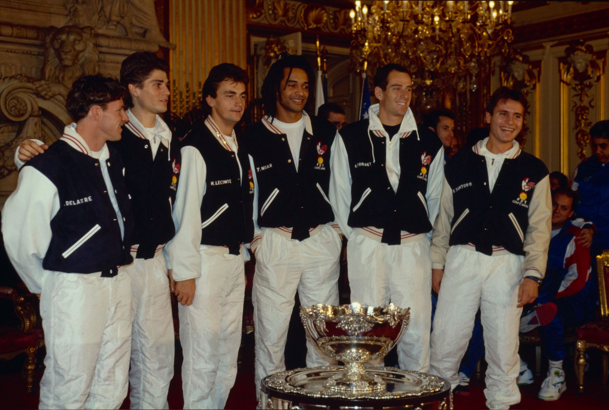 Équipe française avec Henri Leconte, Yannick Noah et Guy Forget, tirage au sort lors de la finale de la coupe Davis : diapo. couleur, crédit JM Massin (1991, cote 1508W/60)