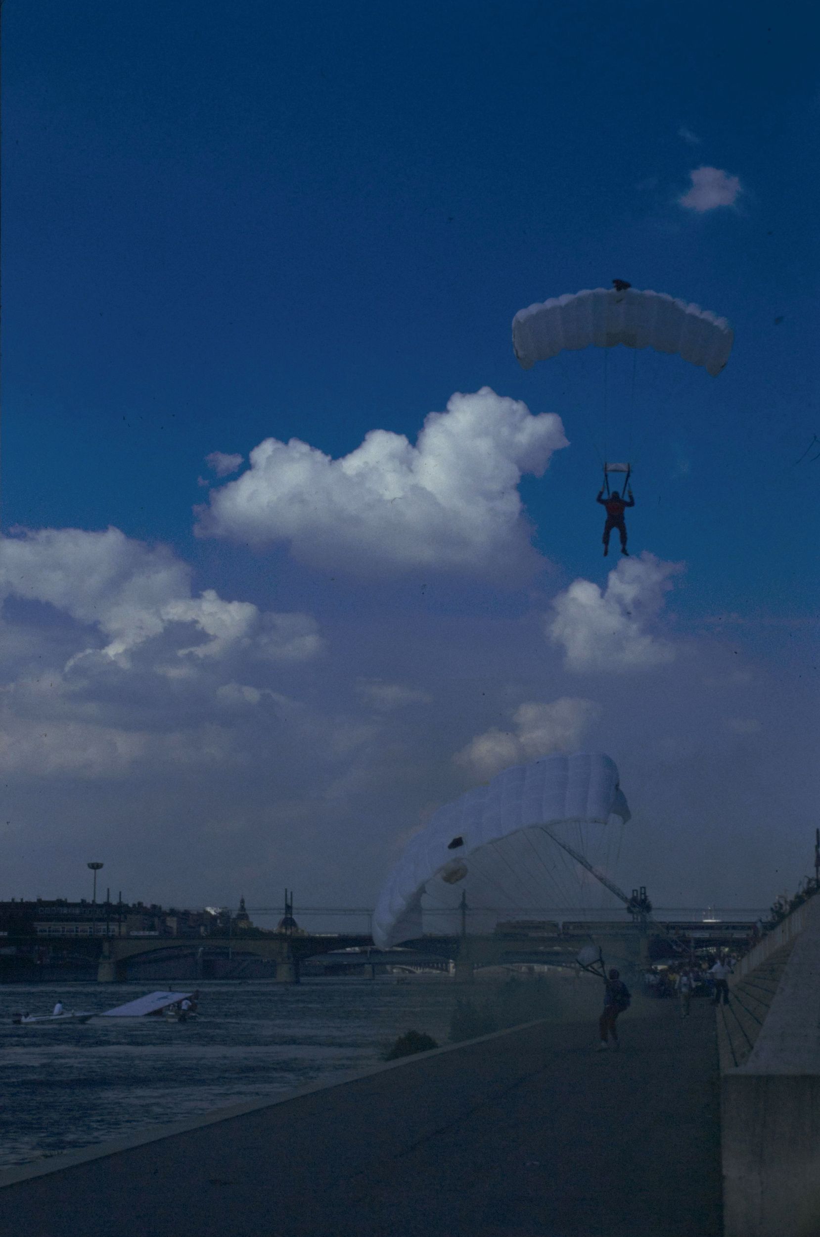 "Mai de Lyon" - Démonstration de saut en parachute : photographie couleur (1980, cote 1518WP/136)