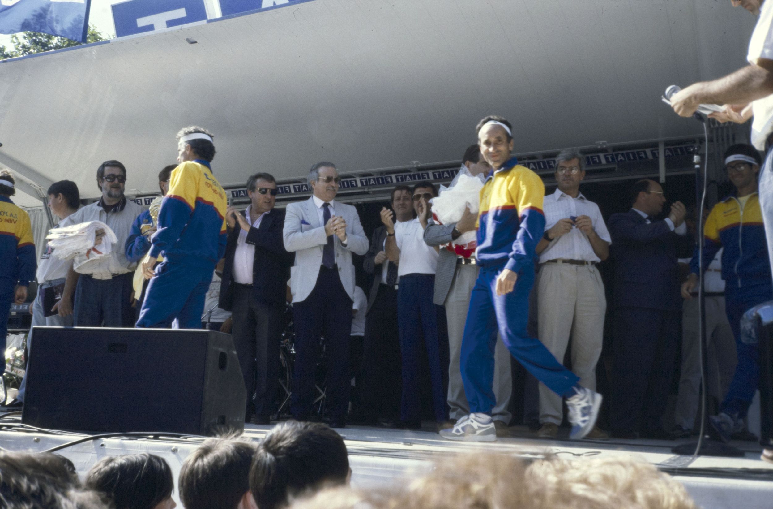 Cross - Remise des prix aux vainqueurs de la course Napoléon en présence de Christian Bonnefond : photographie couleur (1990, cote 1518WP/729)