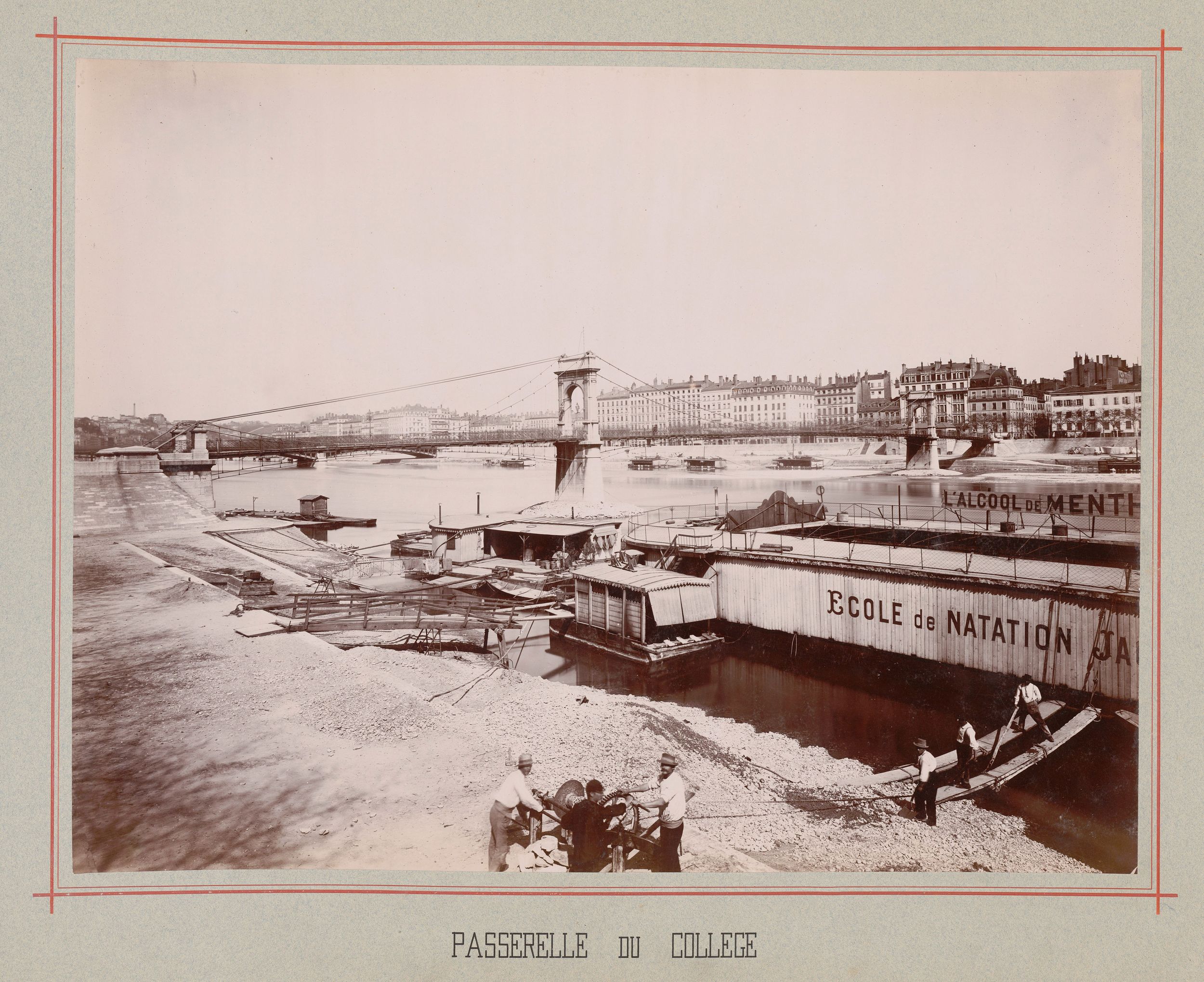 Ecole de natation sur le Rhône, dans un album présenté à l'exposition internationale de Lyon en 1894 : tirage papier NB au gélatino-bromure d'argent (1894, cote 2PH/329)