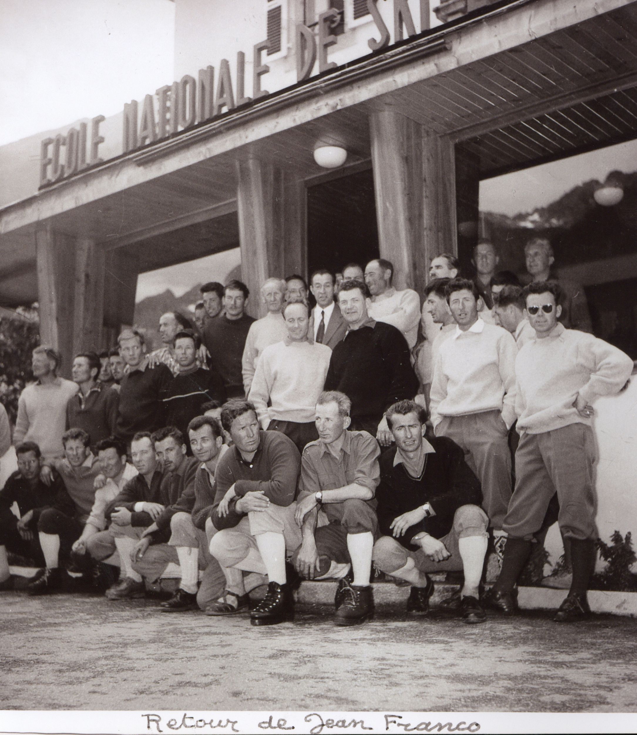 Alpinistes devant l’École Nationale du Ski et d'Alpinisme à Chamonix - Légende "Le retour de Jean Franco" : photographie NB ([années 1950], cote 362II/9)