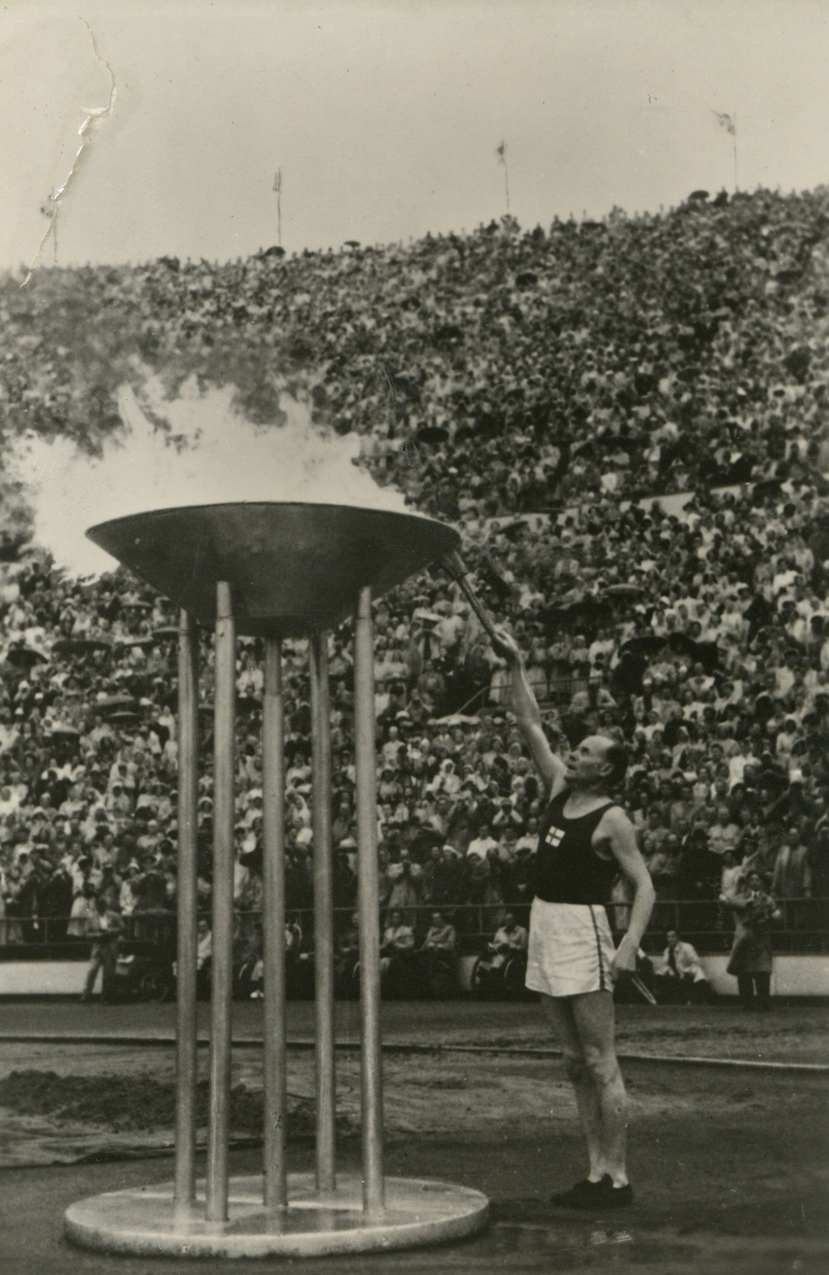 Paavo Nurmi allume la flamme des JO lors de la cérémonie d'ouverture des JO d'Helsinki : tirage photo. NB (1952, cote 362II/11)