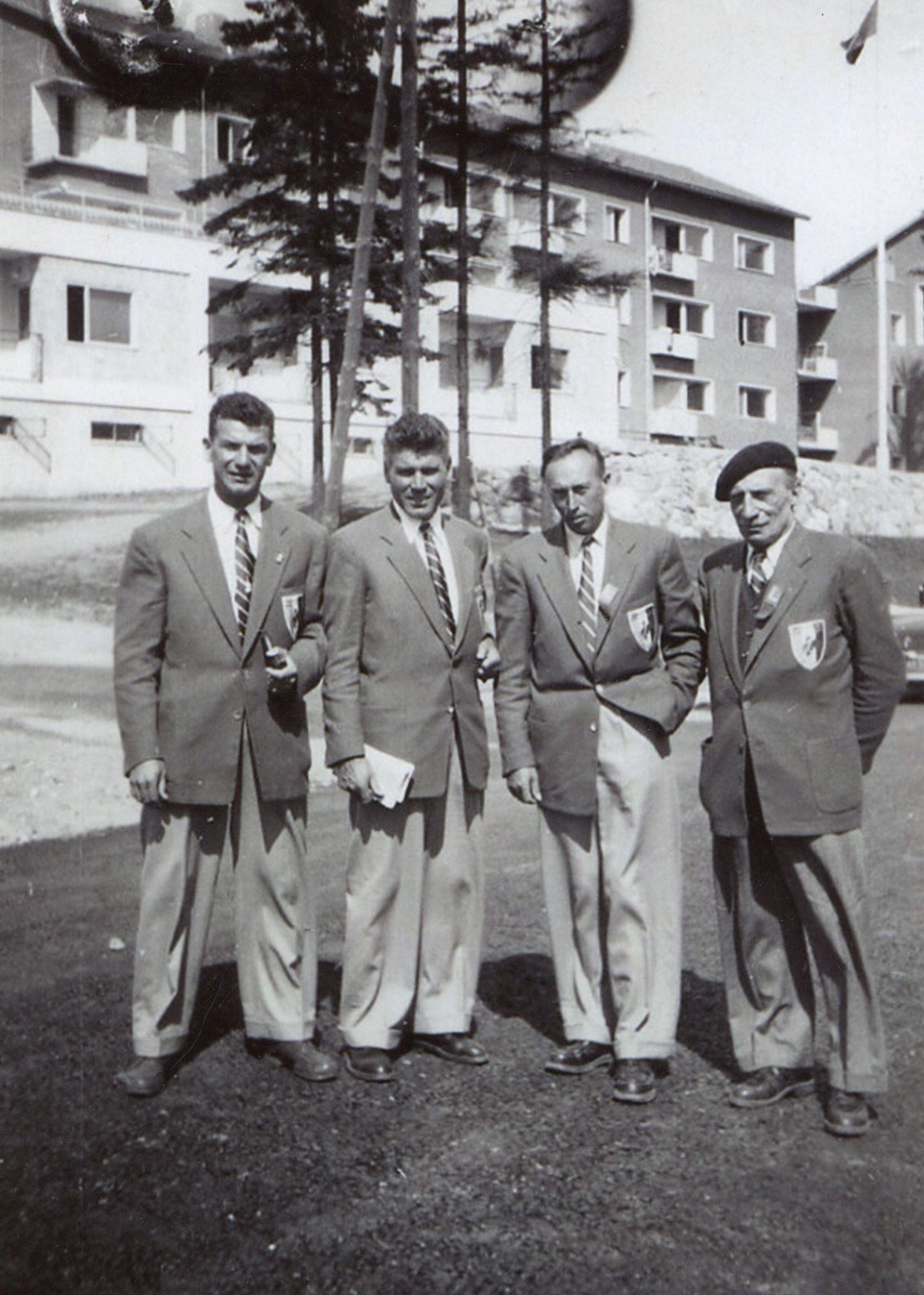 Direction de l'équipe nationale d'athlétisme composée de Tony Bertrand, Joseph Maigrot, Georges Verrau et René Mourlon, lors des JO d'Helsinki : tirage photo. NB (1952, cote 362II/11)