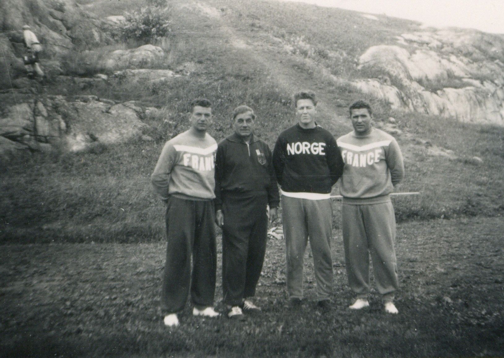 Tony Bertrand "en compagnie du célèbre entraîneur allemand J. Cristmen", lors des JO d'Helsinki : tirage photo. NB de petit format (1952, cote 362II/11, détail)