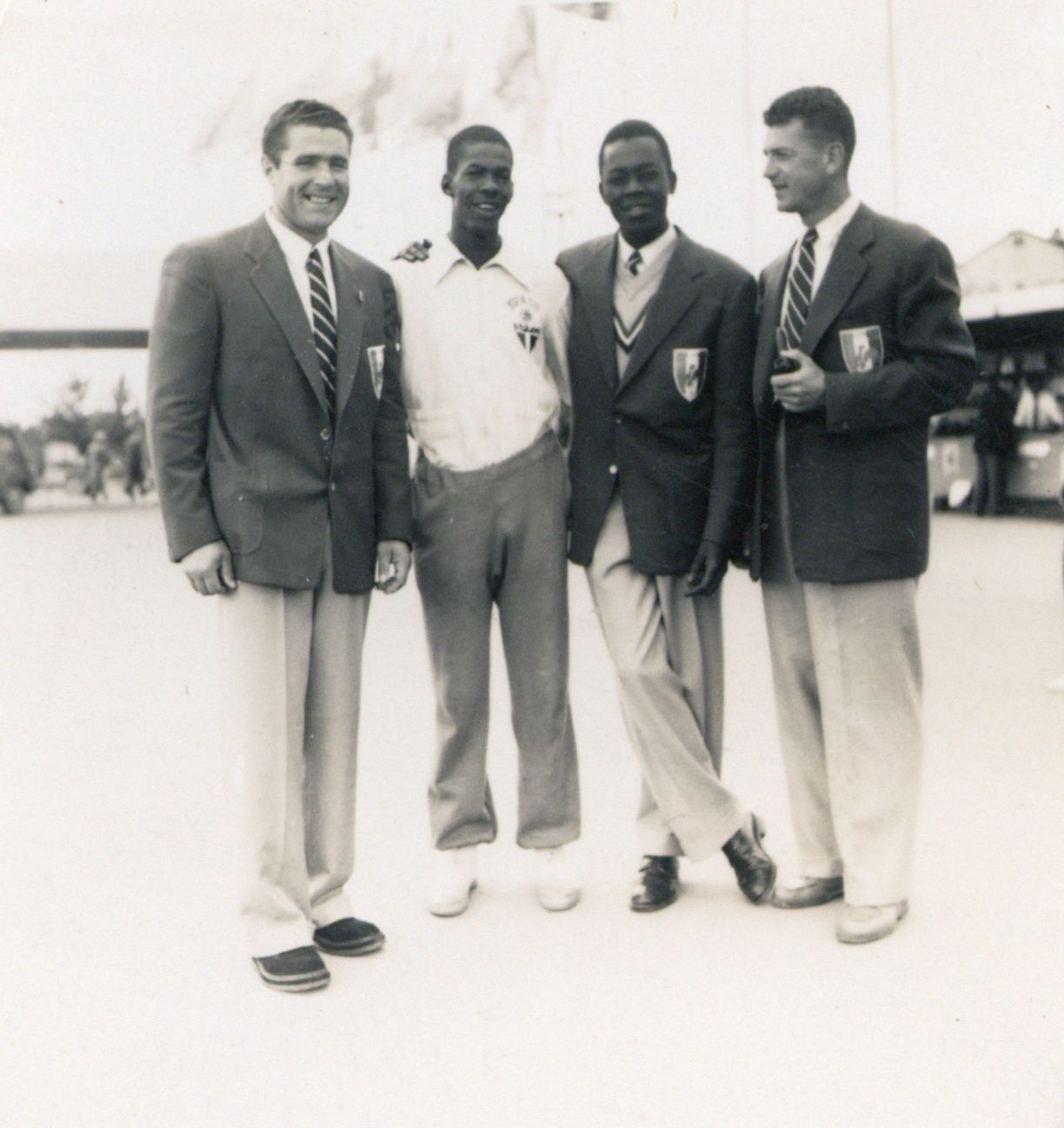 Tony Bertrand "en compagnie du recordman du Monde de Triple Saut Da Silva", lors des JO d'Helsinki : tirage photo. NB de petit format (1952, cote 362II/11, détail)