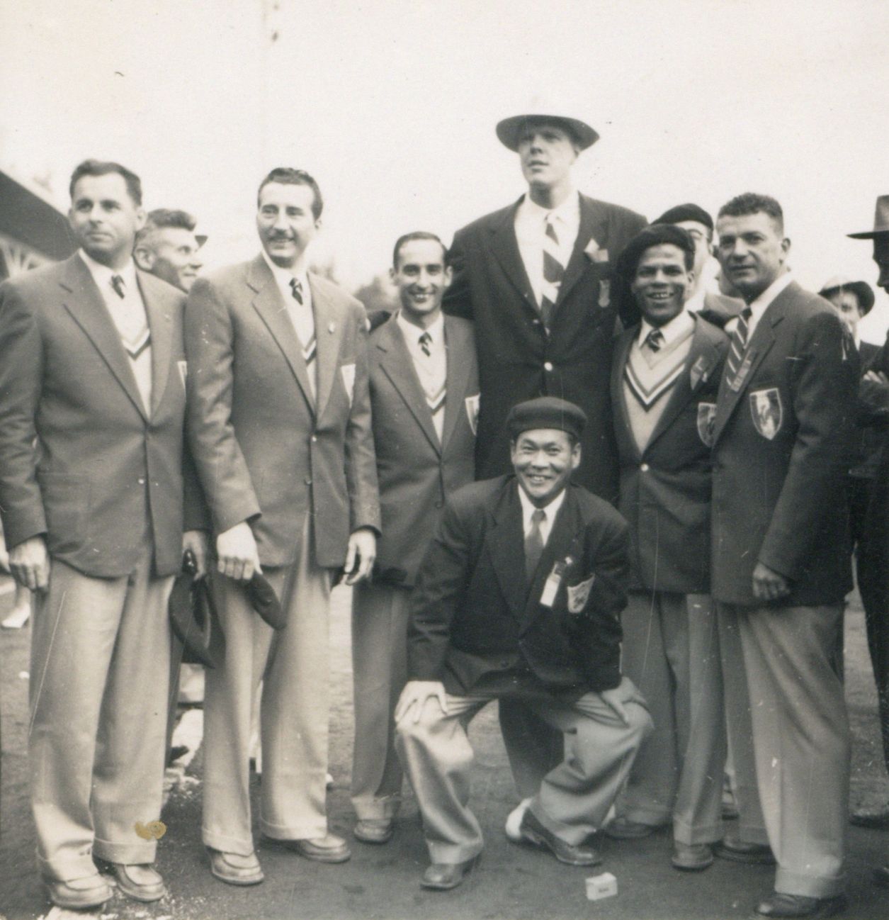 Tony Bertrand en compagnie "du joueur Américain de Basket-Ball géant Bob Corland", lors des JO d'Helsinki : tirage photo. NB de petit format (1952, cote 362II/11, détail)