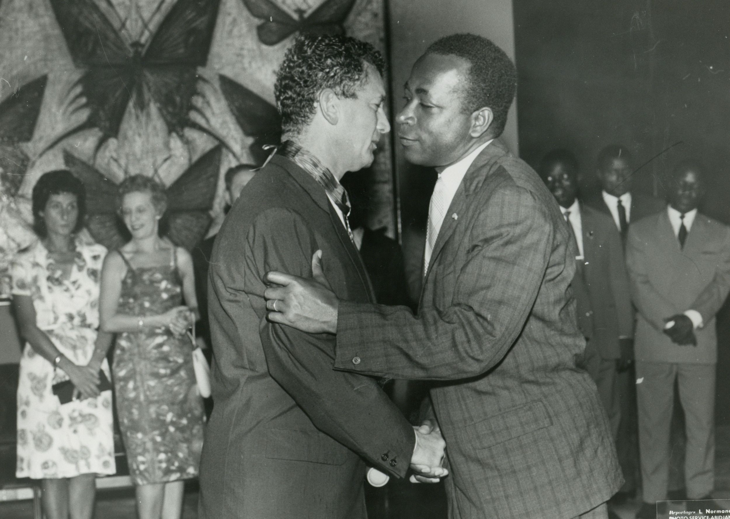 Remise de décoration à Tony Bertrand lors des Jeux de l'Amitié d'Abidjan : tirage photo. NB (1961, cote 362II/12)