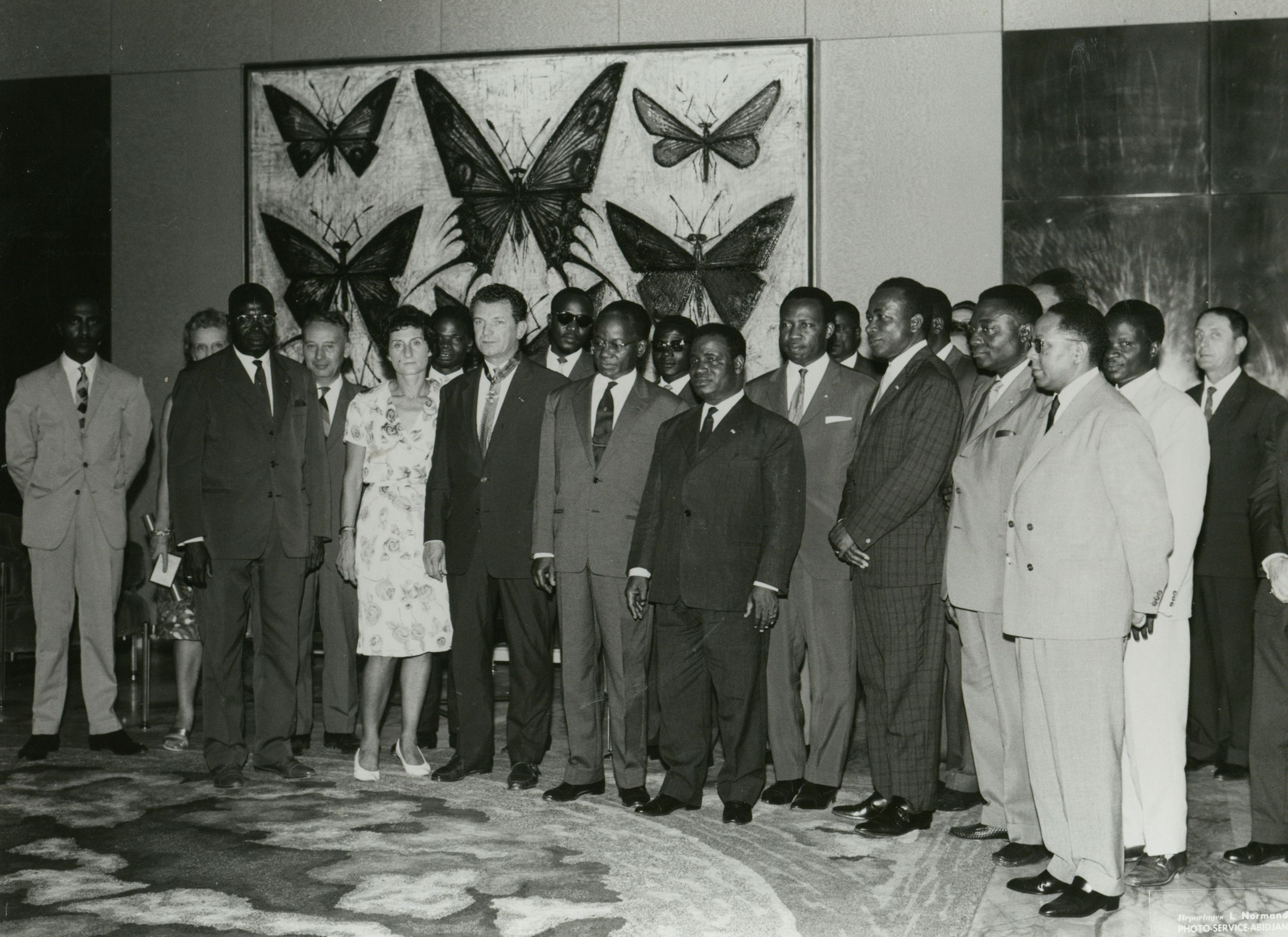 Remise de décoration à Tony Bertrand lors des Jeux de l'Amitié d'Abidjan : tirage photo. NB (1961, cote 362II/12)