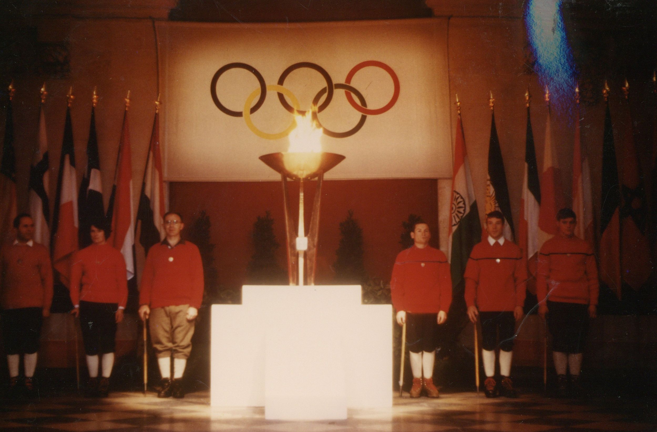 Passage de la flamme olympique à Lyon en 1967 lors des Jeux olympiques d'hiver de 1968 : tirage photo. couleur (1967, cote 362II/14, détail)