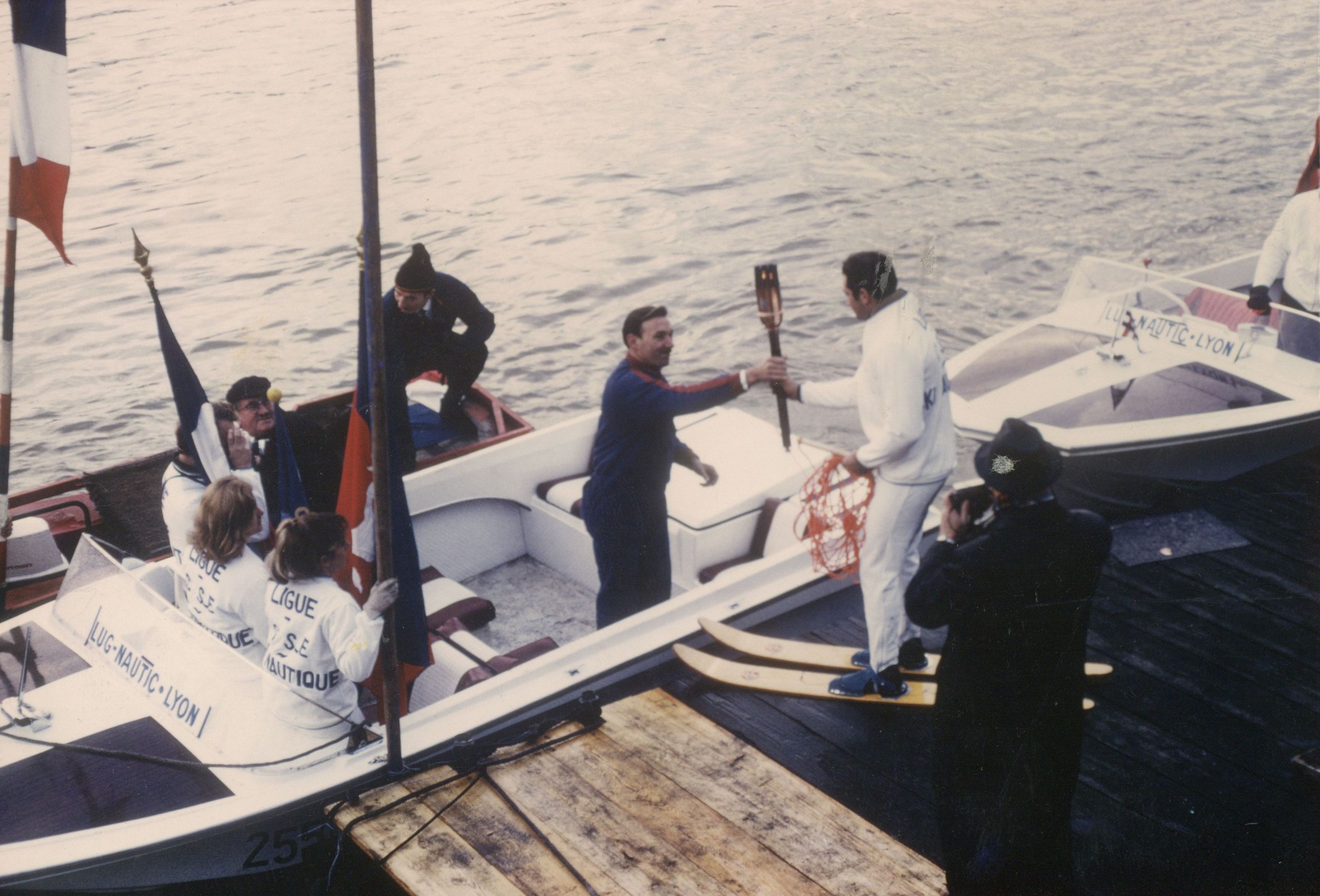 Passage de la flamme olympique à Lyon en 1967 lors des Jeux olympiques d'hiver de 1968 : tirage photo. couleur (1967, cote 362II/14, détail)