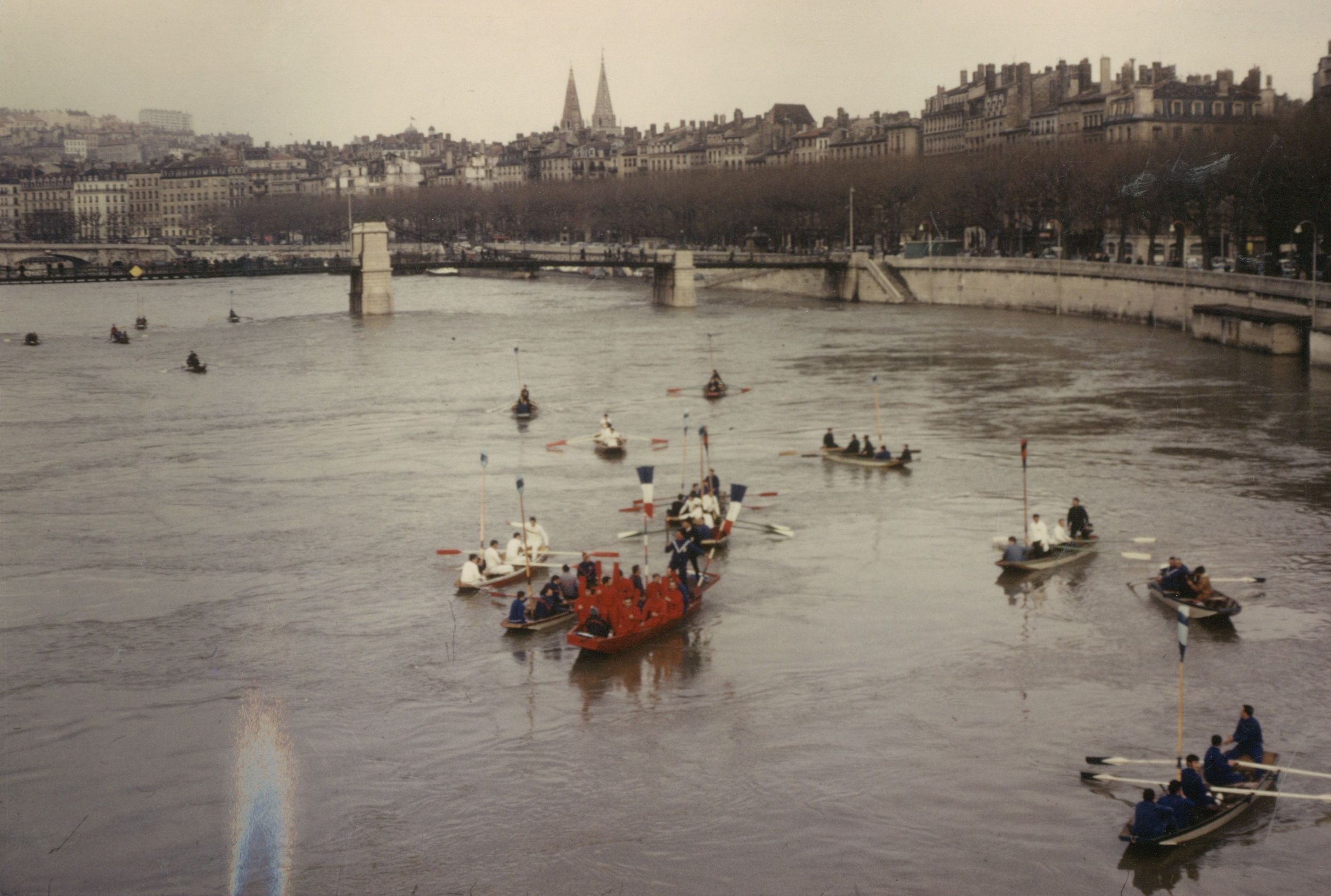 "Les sauveteurs de Vaulx-en-Velin 30 décembre 1967", passage de la flamme olympique à Lyon en 1967 lors des Jeux olympiques d'hiver de 1968 : tirage photo. couleur (1967, cote 362II/14, détail)