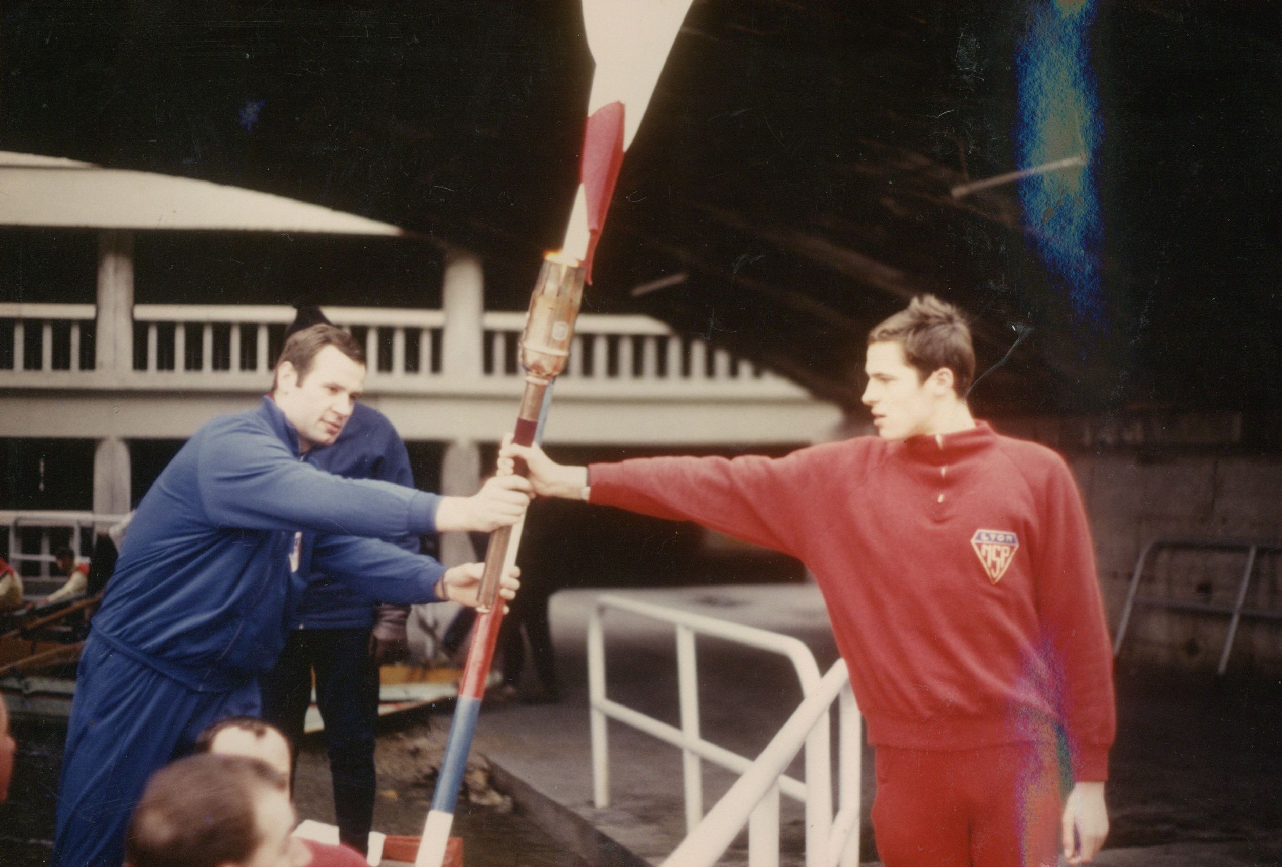 Passage de la flamme olympique à Lyon en 1967 lors des Jeux olympiques d'hiver de 1968 : tirage photo. couleur (1967, cote 362II/14, détail)